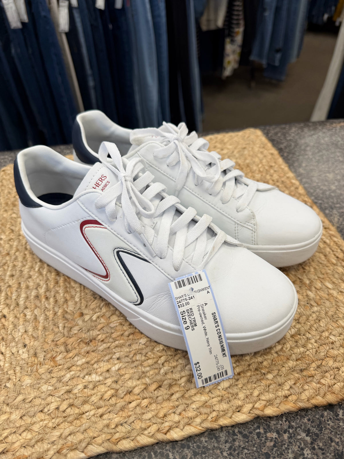 Pre-owned SKECHERS White Navy Trim Size 9 Sneaker