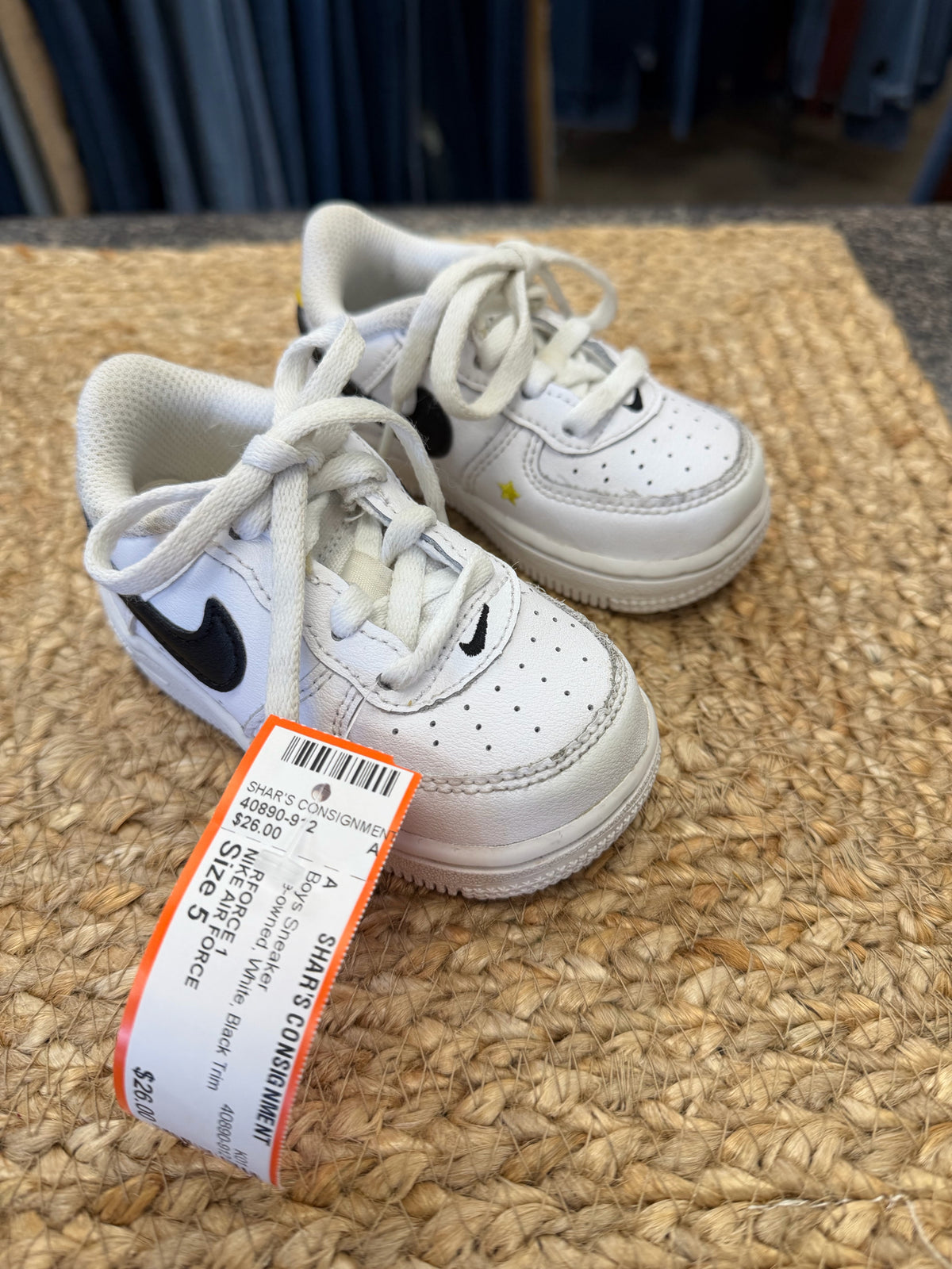 Pre-owned NIKE AIR FORCE White Black Trim C-SIZE 5 Boys Sneaker