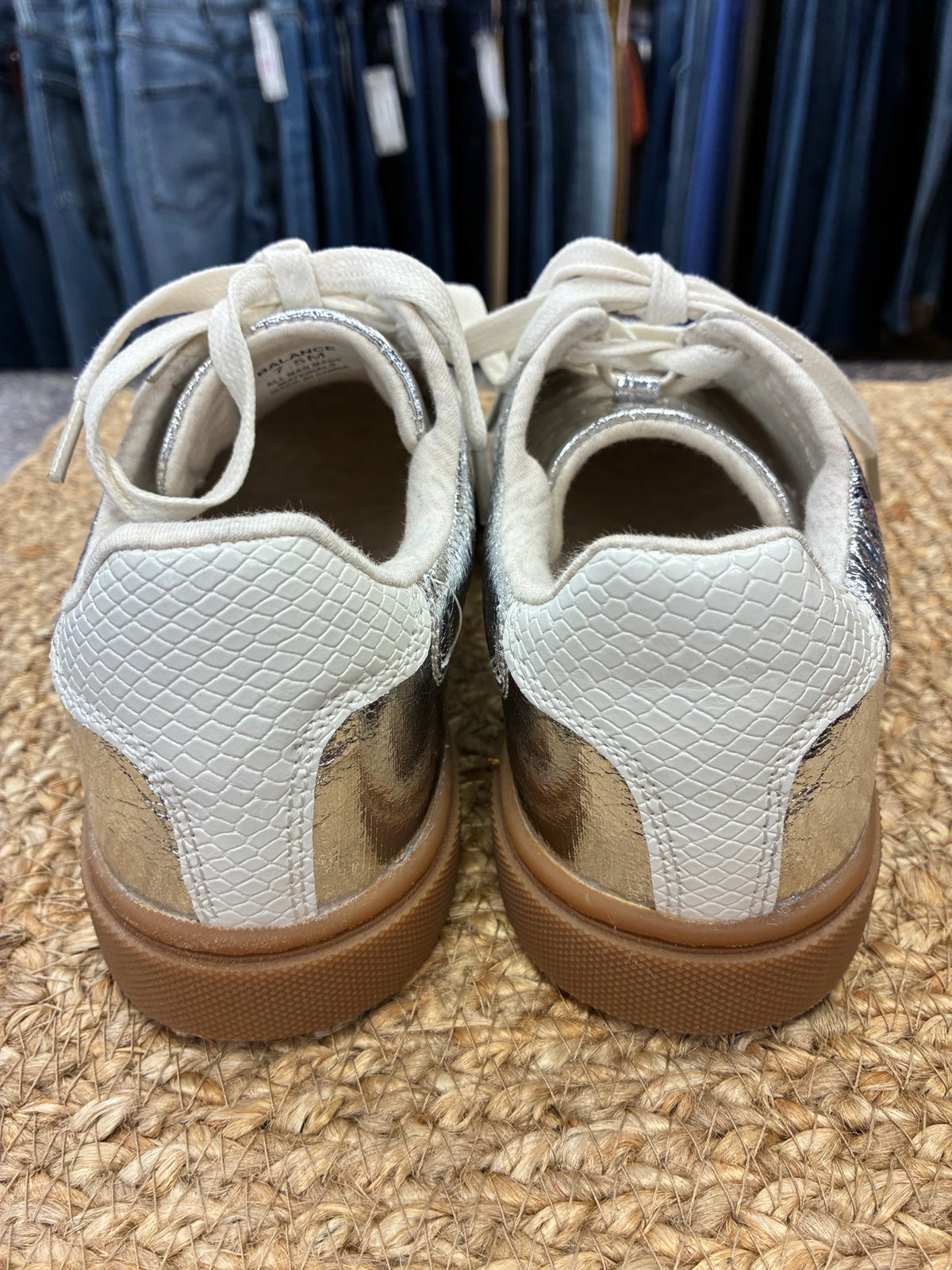 Pre-owned Cushionaire Silver White Trim Size 7.5 Sneaker