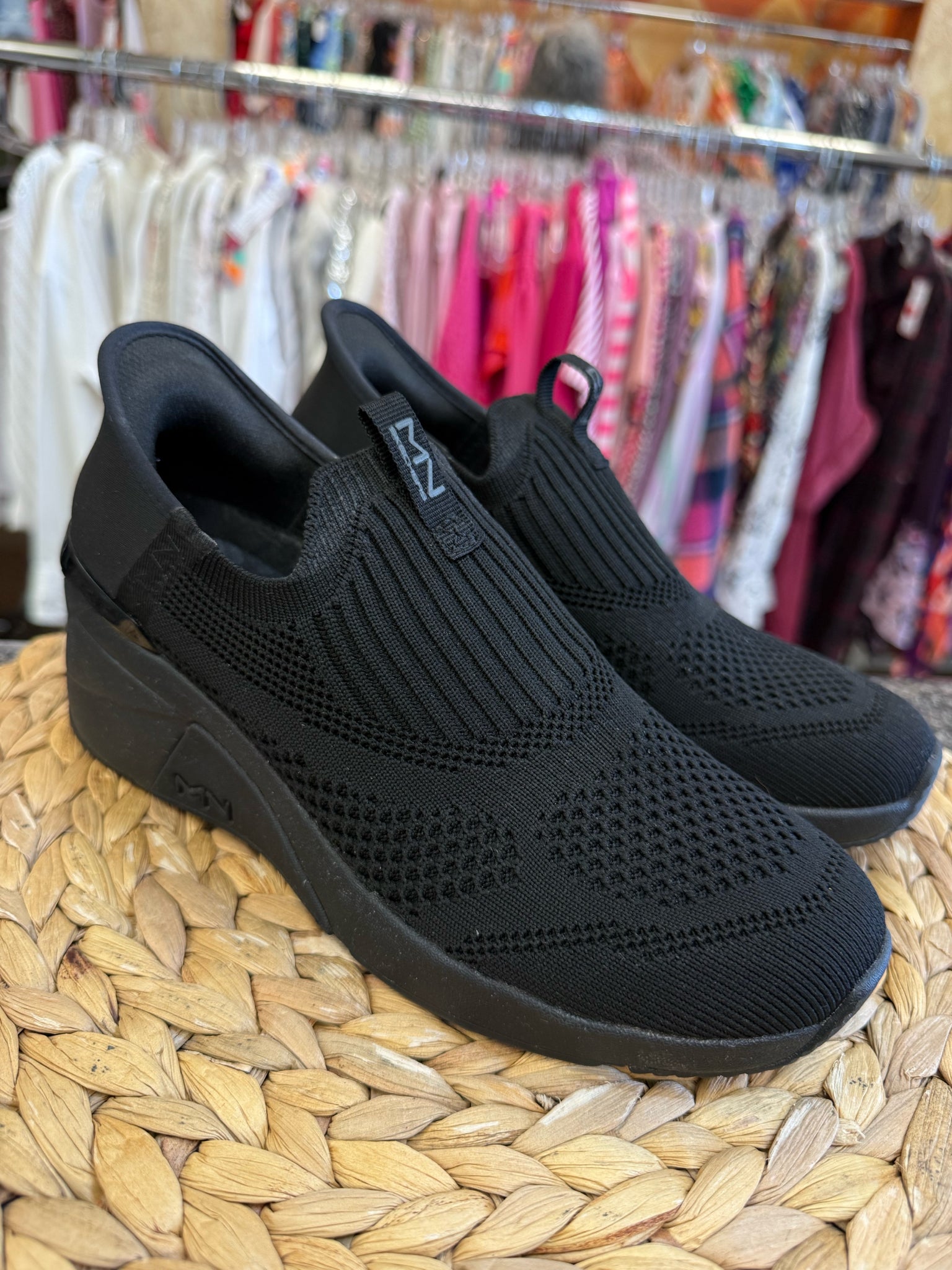 Pre-owned SKECHERS Black Size 6.5 Sneaker