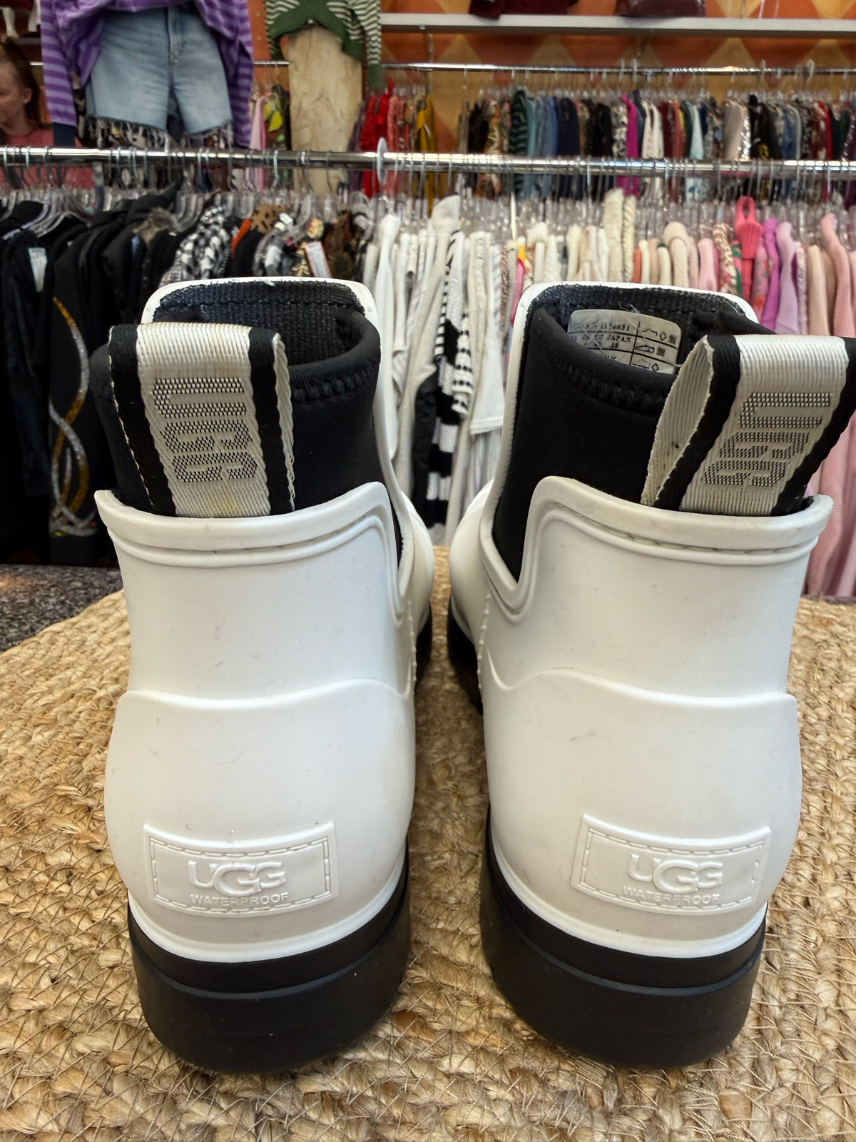 Pre-owned UGG White Size 9 Rainboot