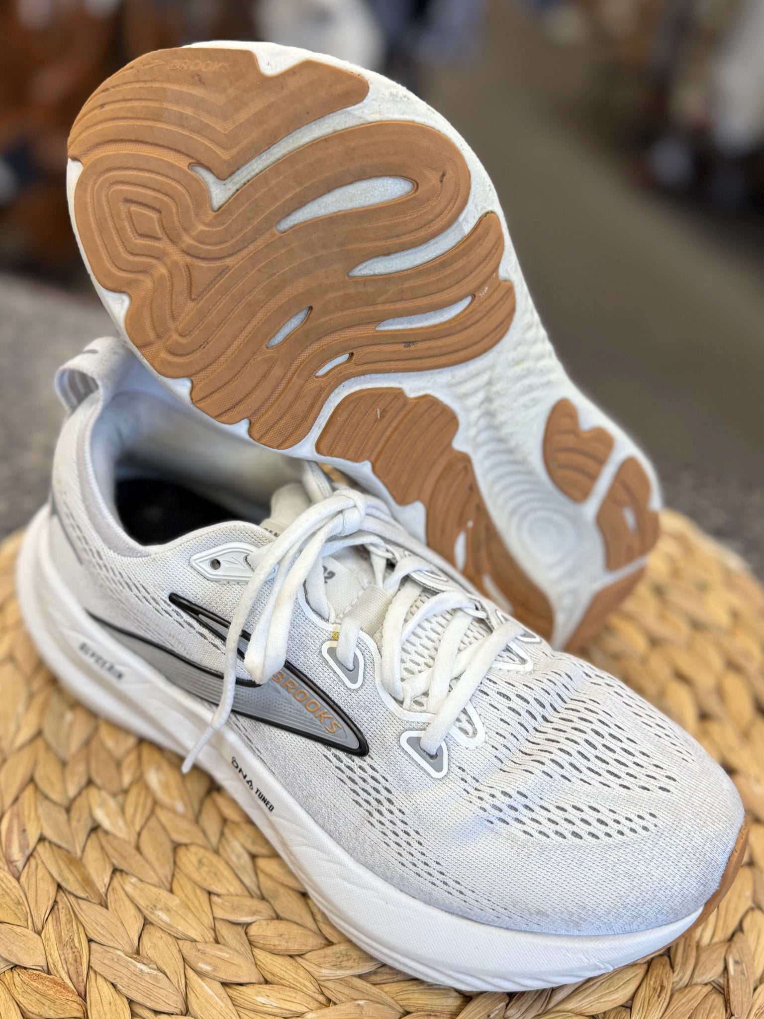 Pre-owned BROOKS Off white Gray Trim Size 7.5 Designer Sneaker