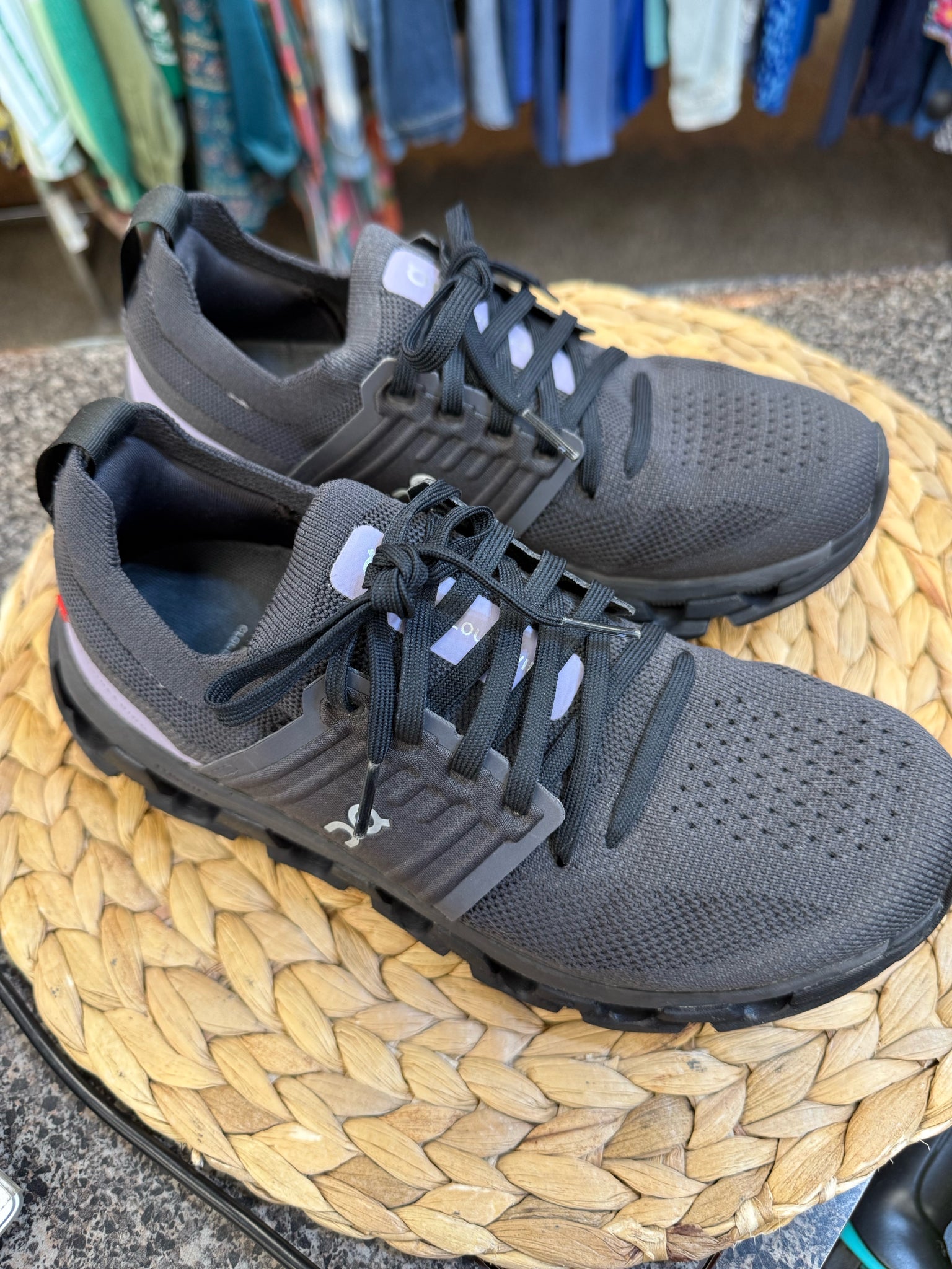 Pre-owned On Cloud Black Purple Trim Size 7 Designer Sneaker