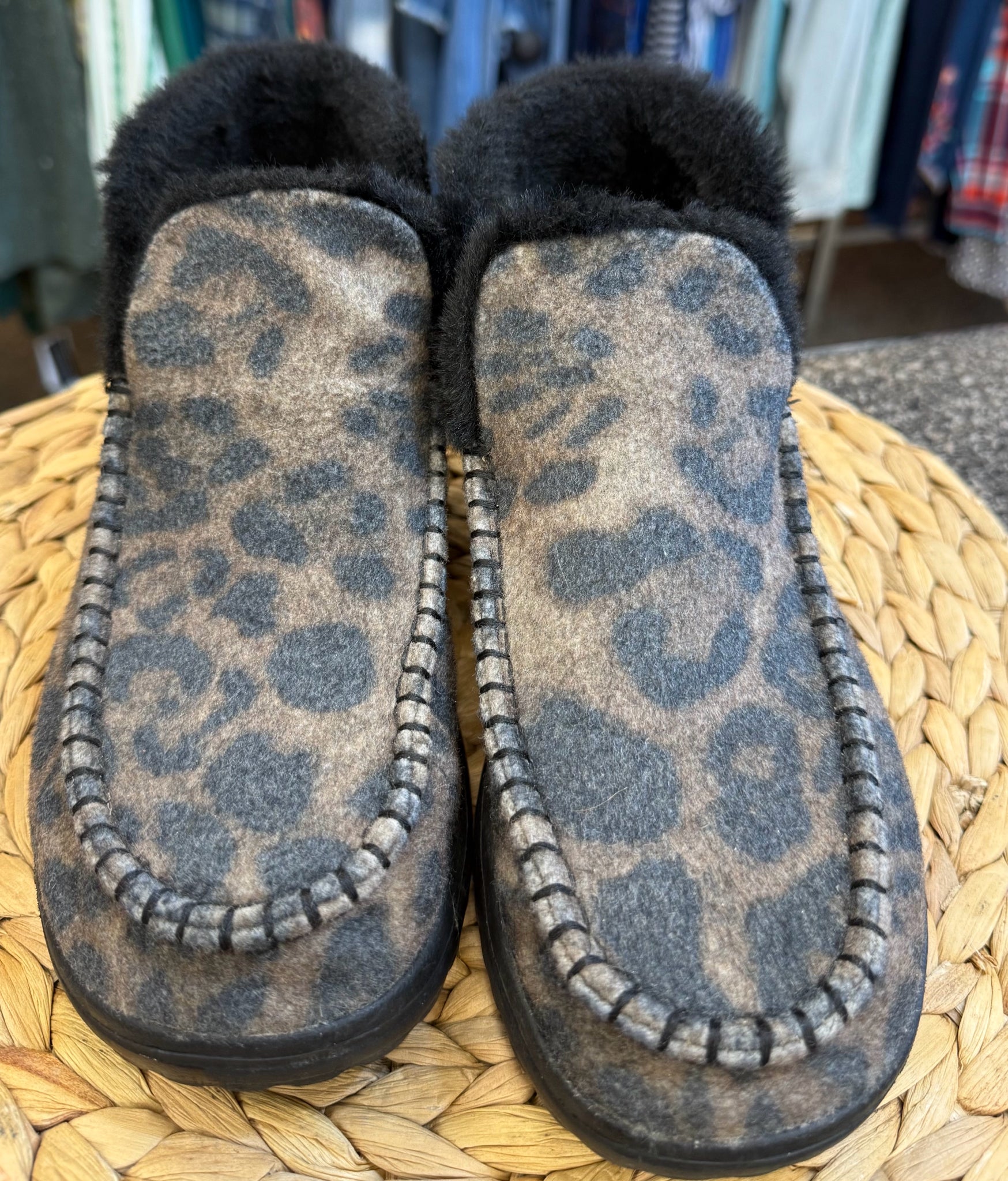 Pre-owned HEY DUDE Leopard Size 7 Slipper