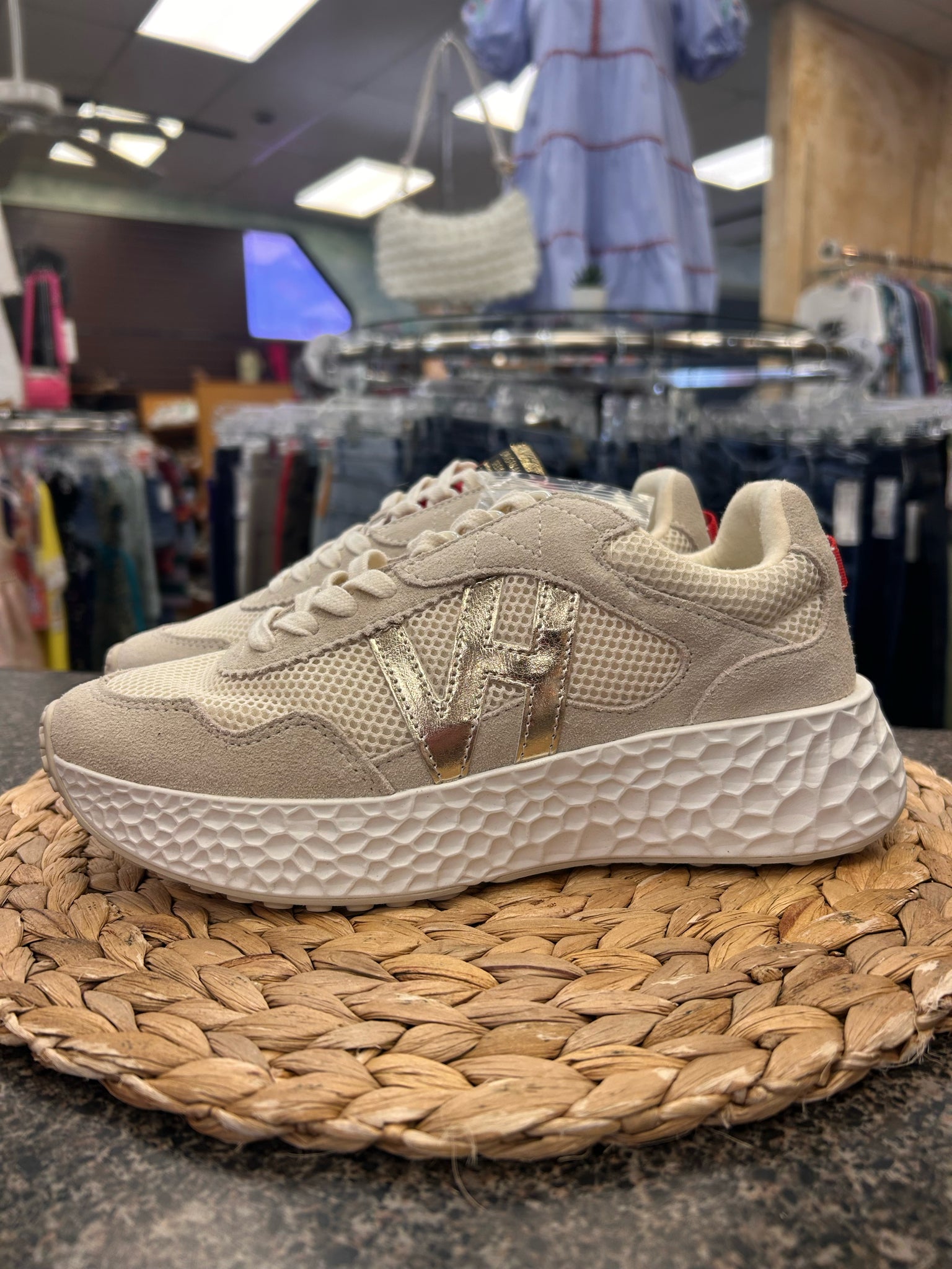 New Without Tag VINTAGE HAVANA Tan Cream Size 8 Sneaker