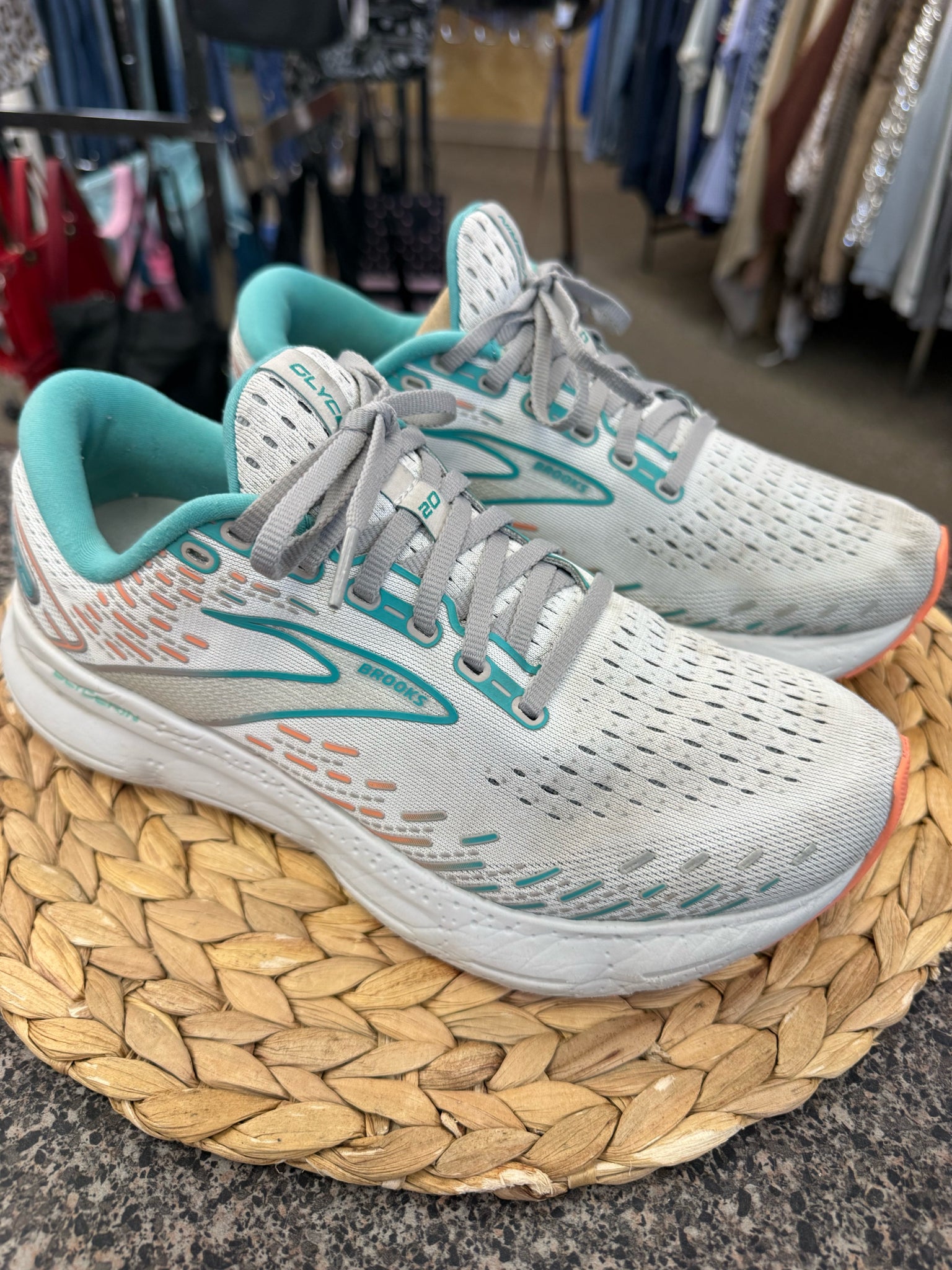 Pre-owned BROOKS Light gray Teal trim Size 9.5 Designer Sneaker