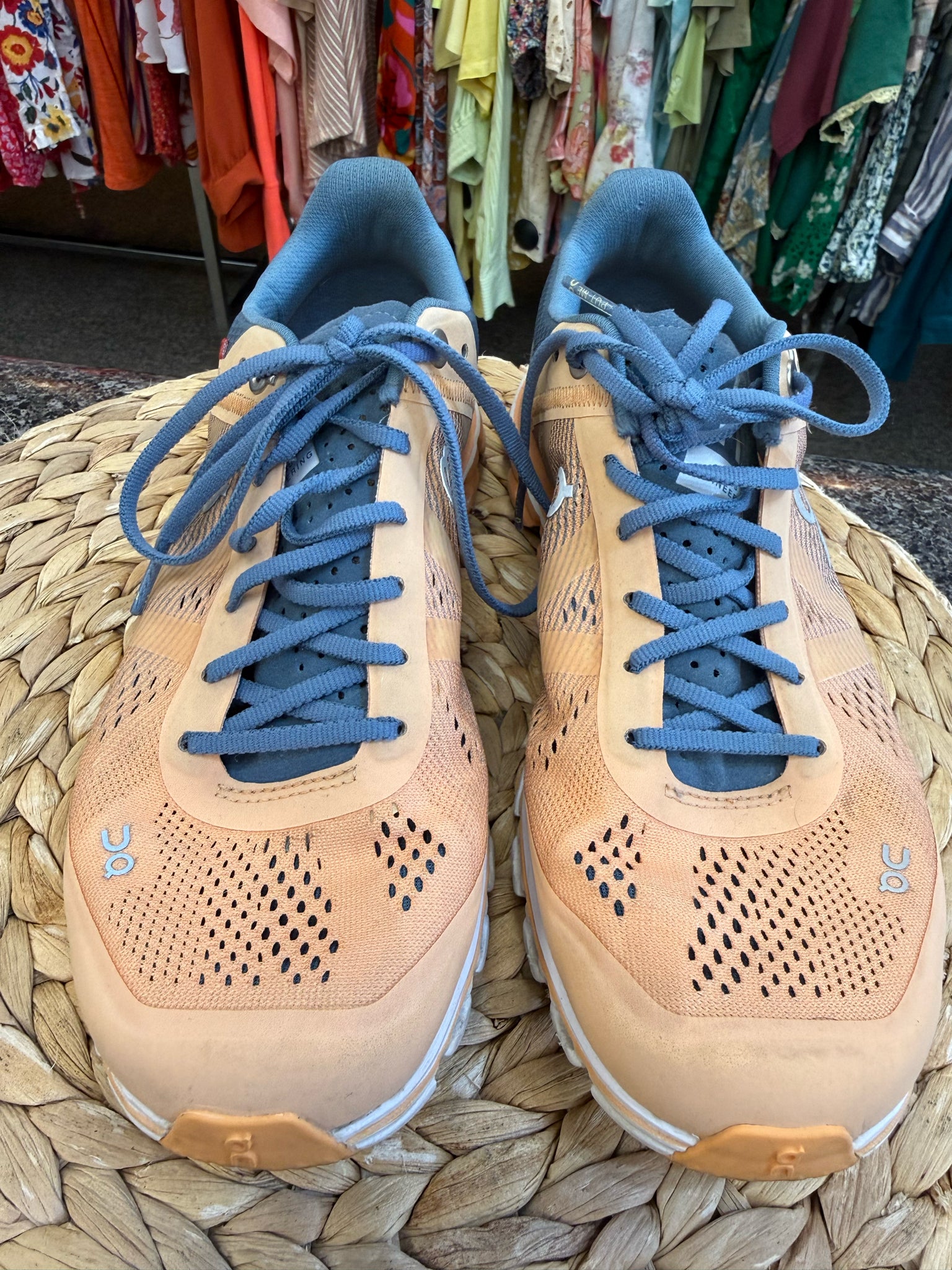 Pre-owned On Cloud Peach Dark Gray Trim Size 6 Designer Sneaker