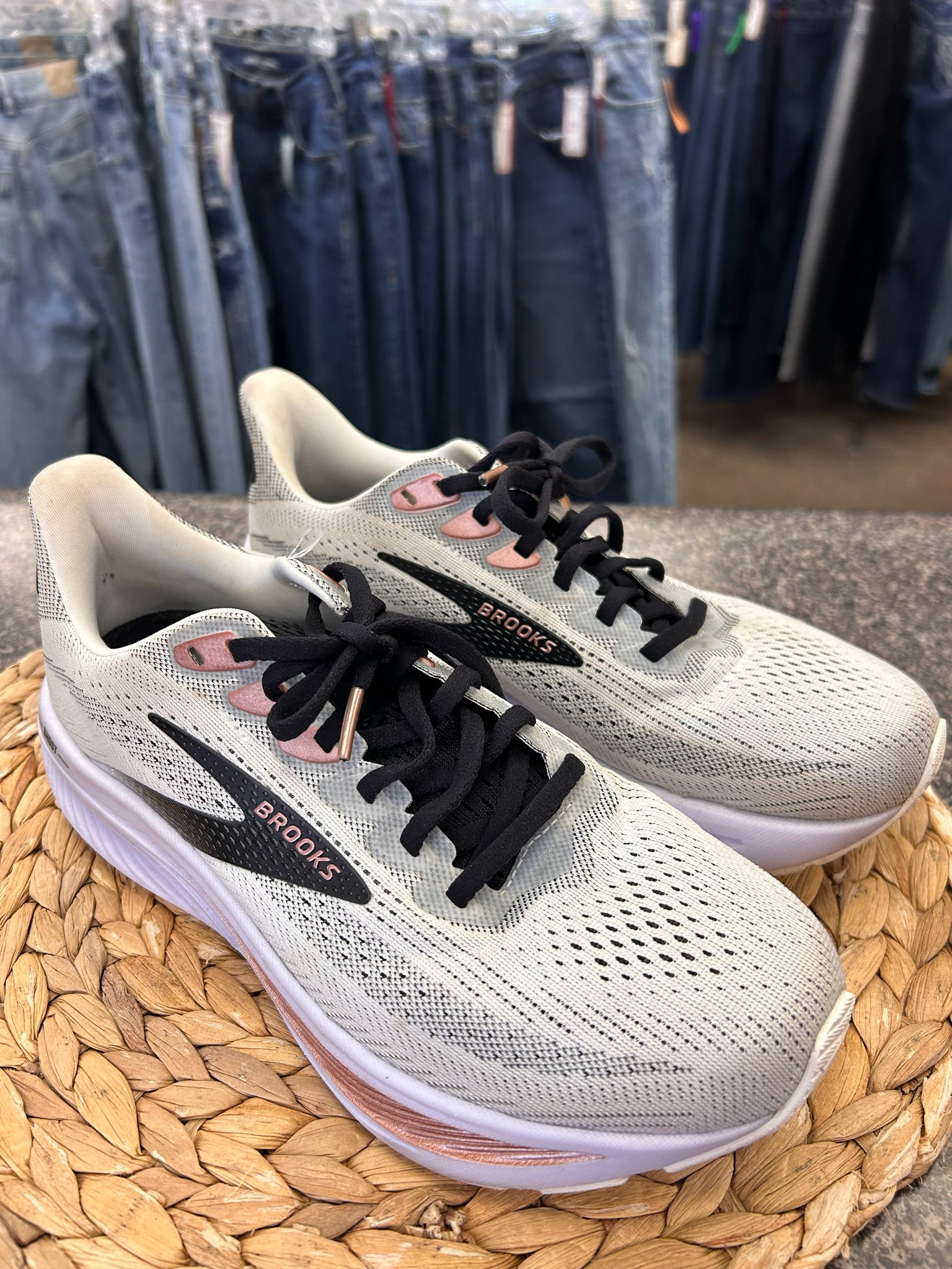 Pre-owned BROOKS Gray Rose Gold Size 8 Designer Sneaker
