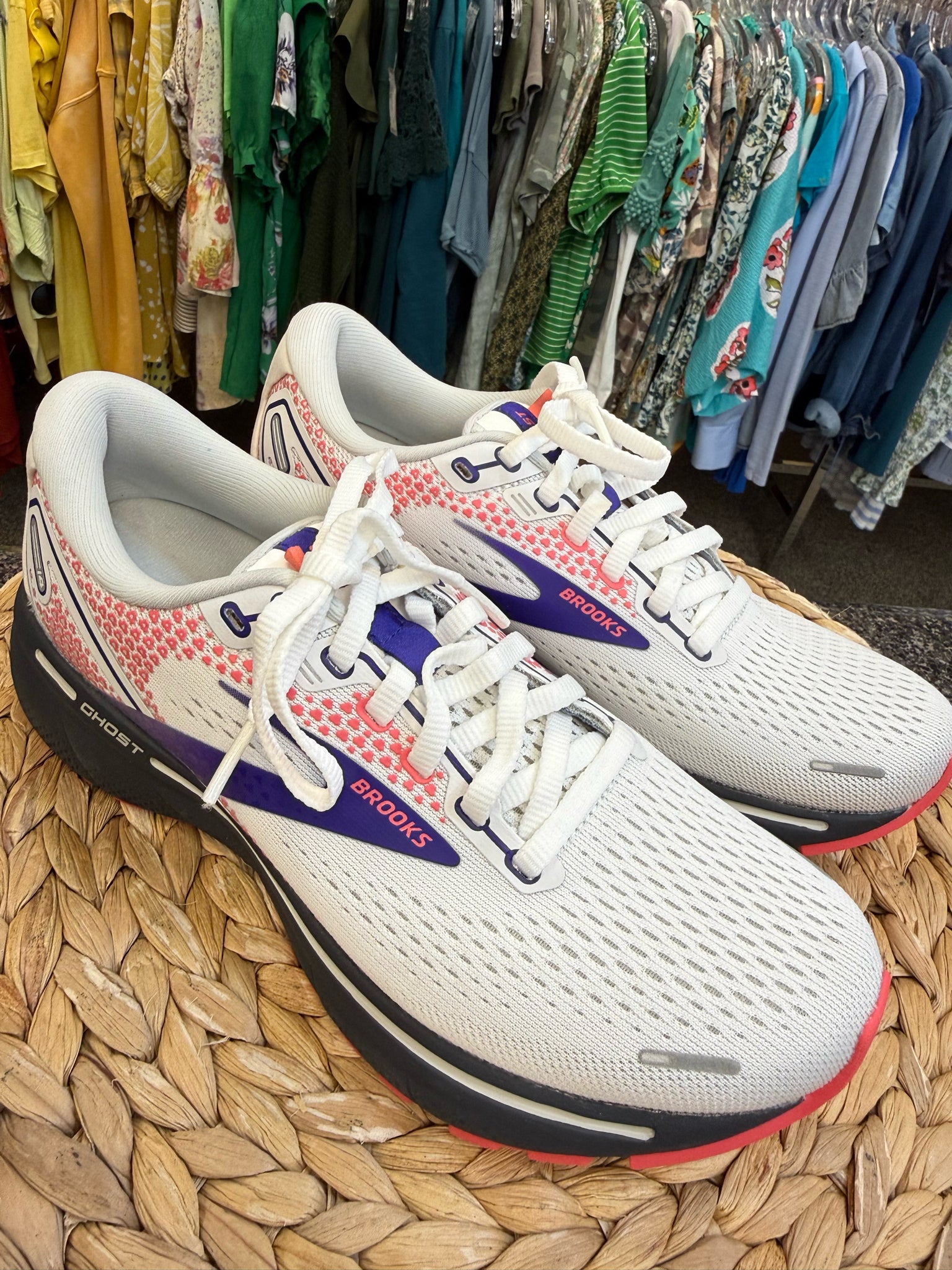 New Without Tag BROOKS White Purple Trim Size 6 Designer Sneaker