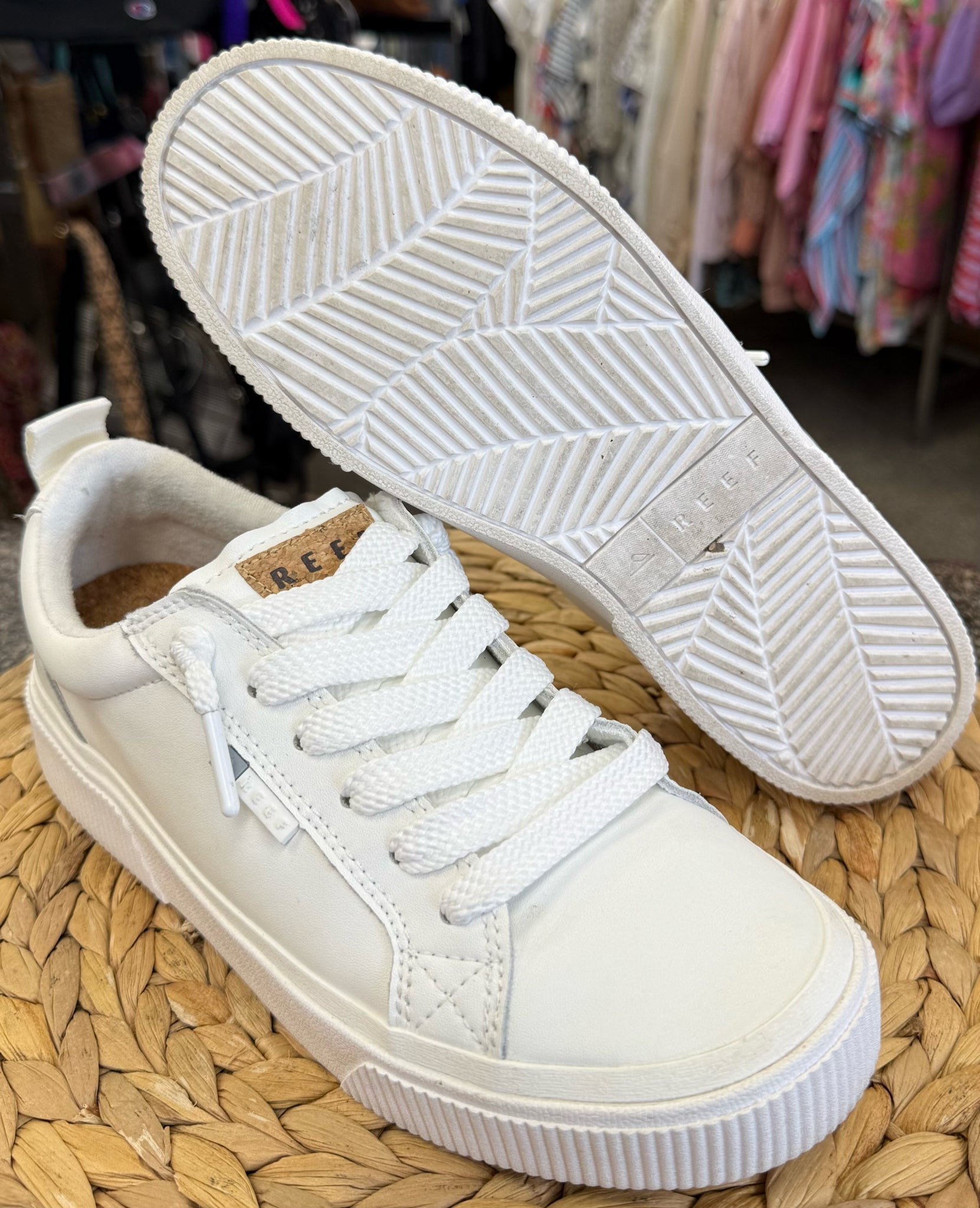 Pre-owned REEF White Size 8.5 Designer Sneaker