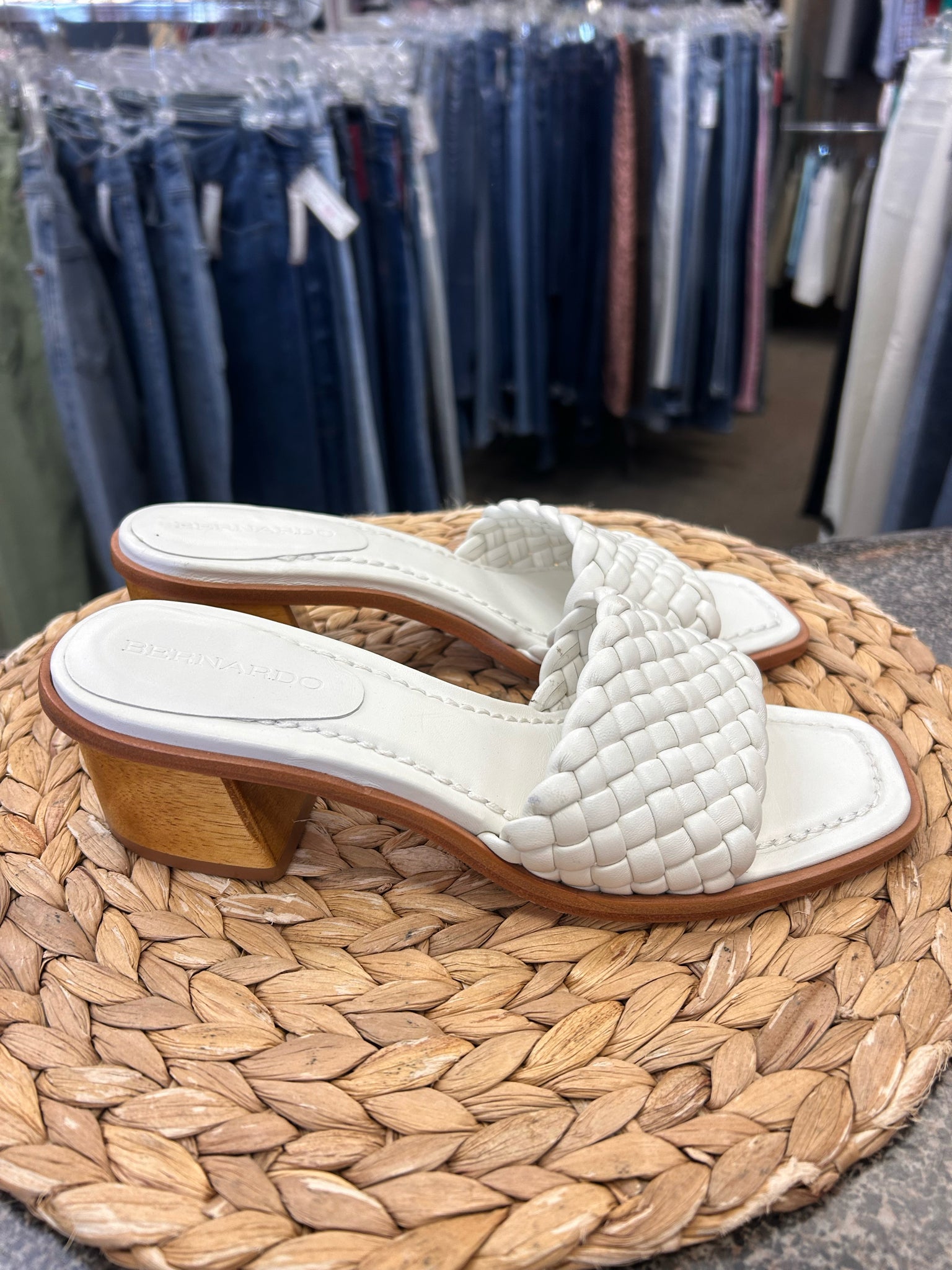 Pre-owned BERNARDO White Size 8 Sandal