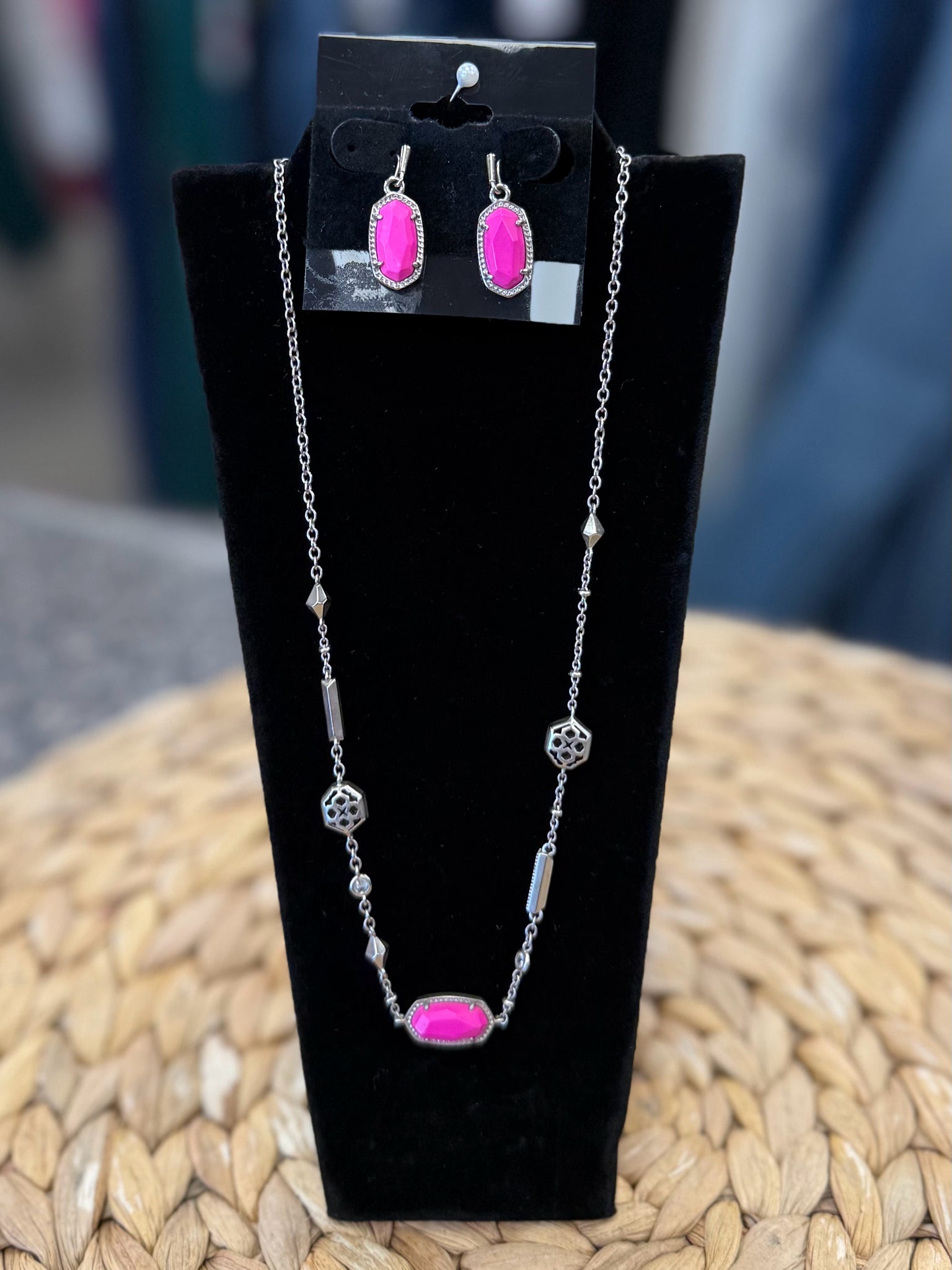 Pre-owned KENDRA SCOTT Silver Pink Designer Necklace Set