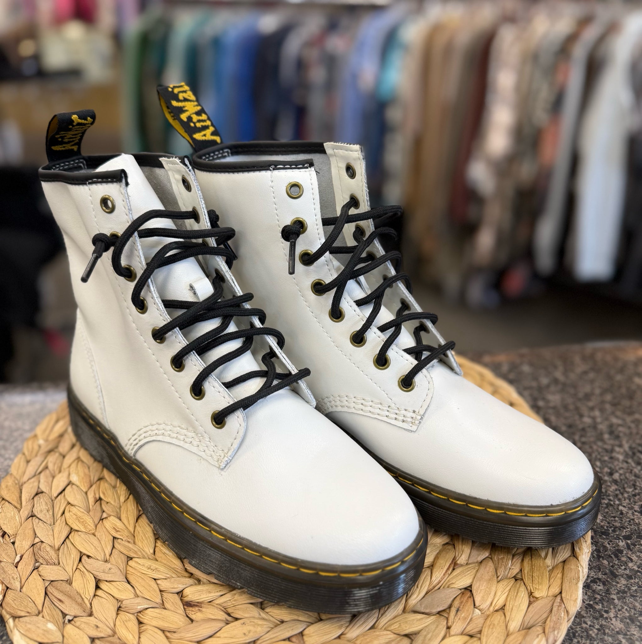 Pre-owned DR MARTENS White Black Trim Size 8 Designer Boot