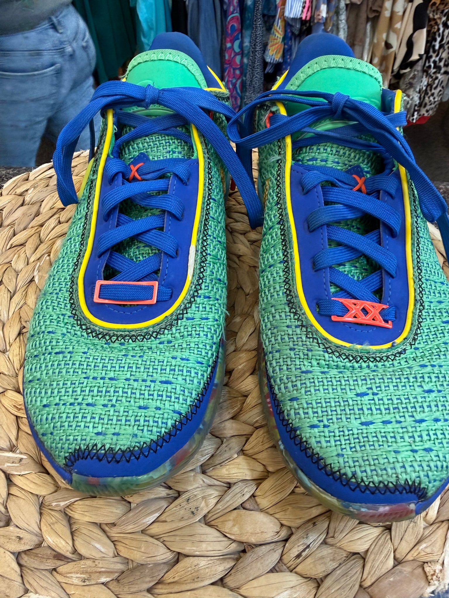 Pre-owned NIKE Green Multi Trim Shoe Size 6.5 Girls Sneaker