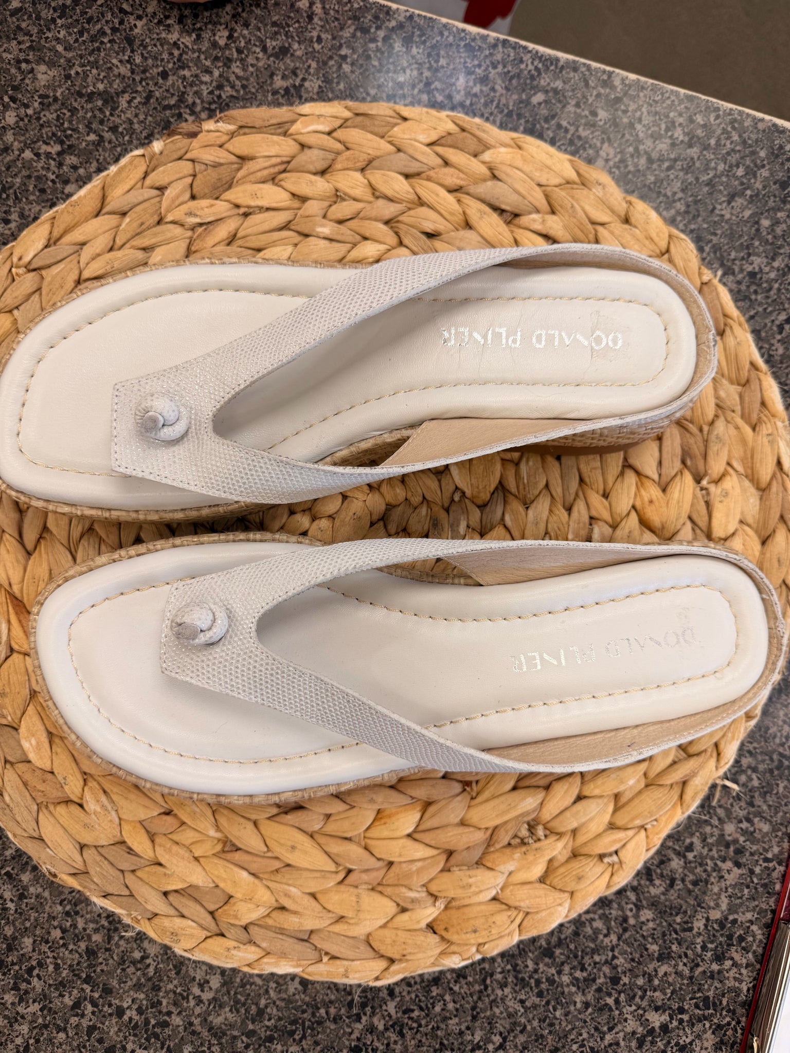Pre-owned DONALD J PLINER Off white Size 8.5 Designer Sandal