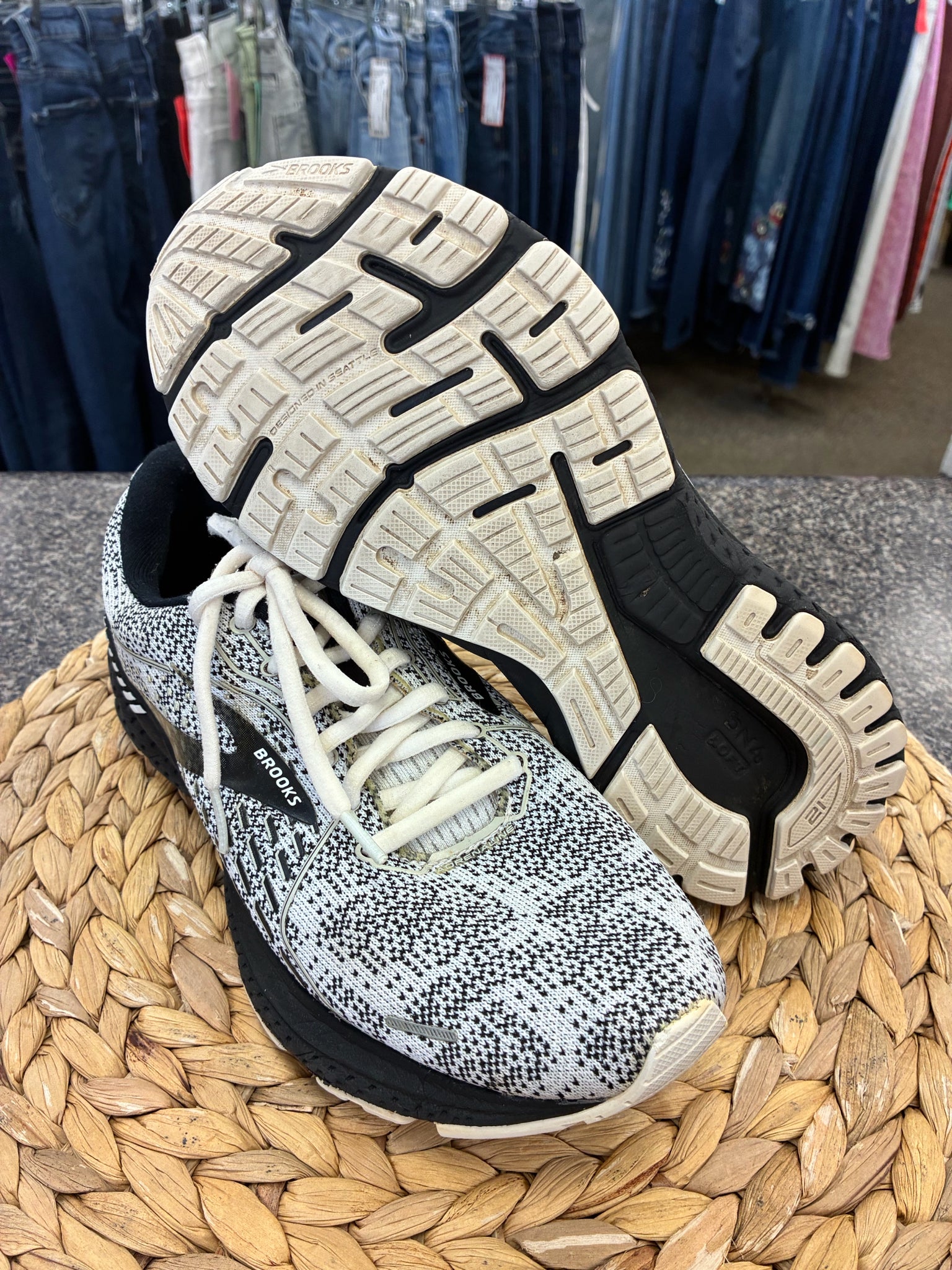 Pre-owned BROOKS White Black Trim Size 8 Designer Sneaker