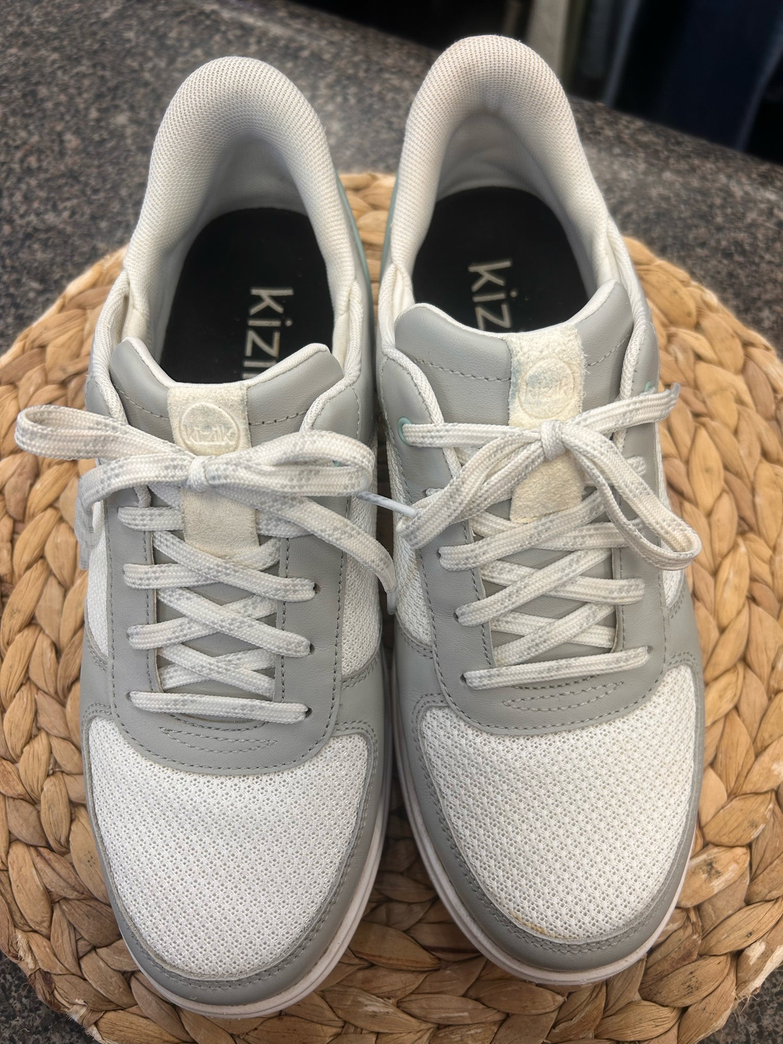 Pre-owned Kizik White Gray Trim Size 9 Designer Sneaker