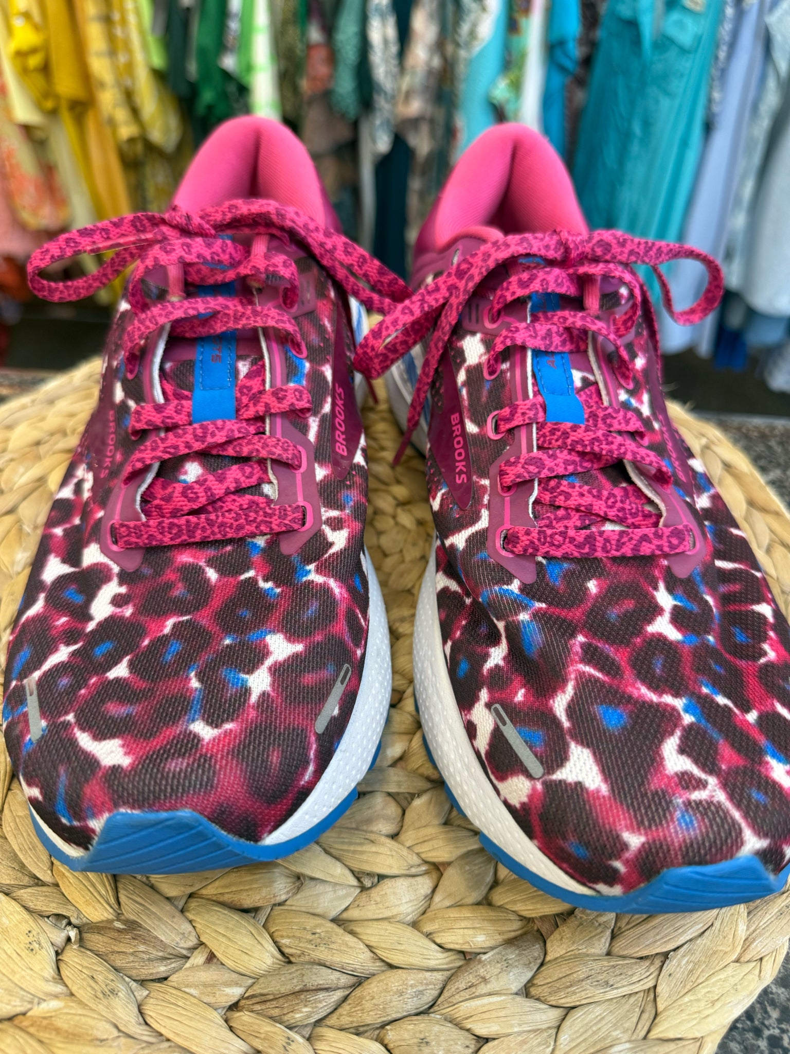 Pre-owned BROOKS Dark Pink Animal Blue Size 11 Designer Sneaker