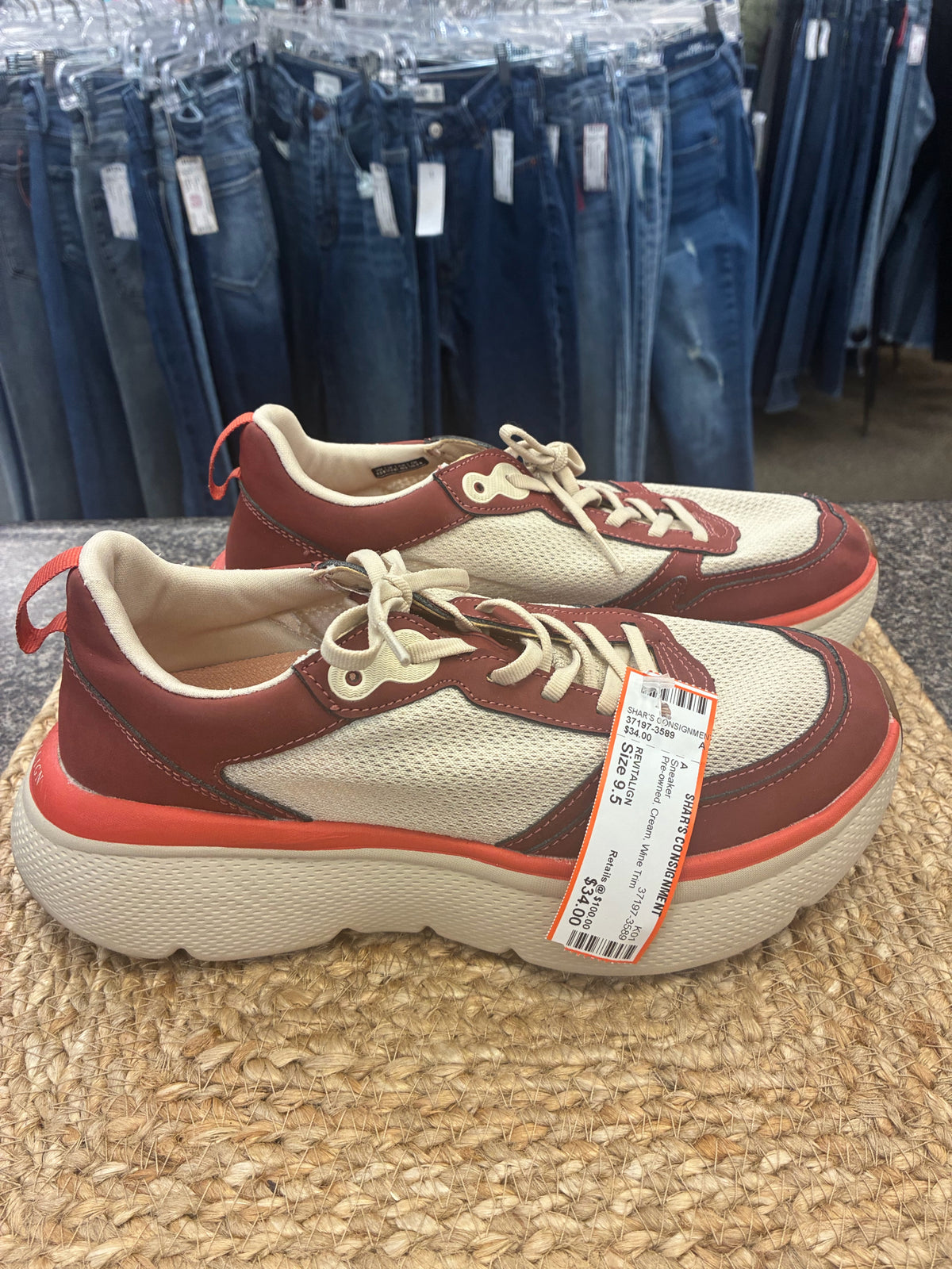 Pre-owned REVITALIGN Cream Wine Trim Size 9.5 Sneaker