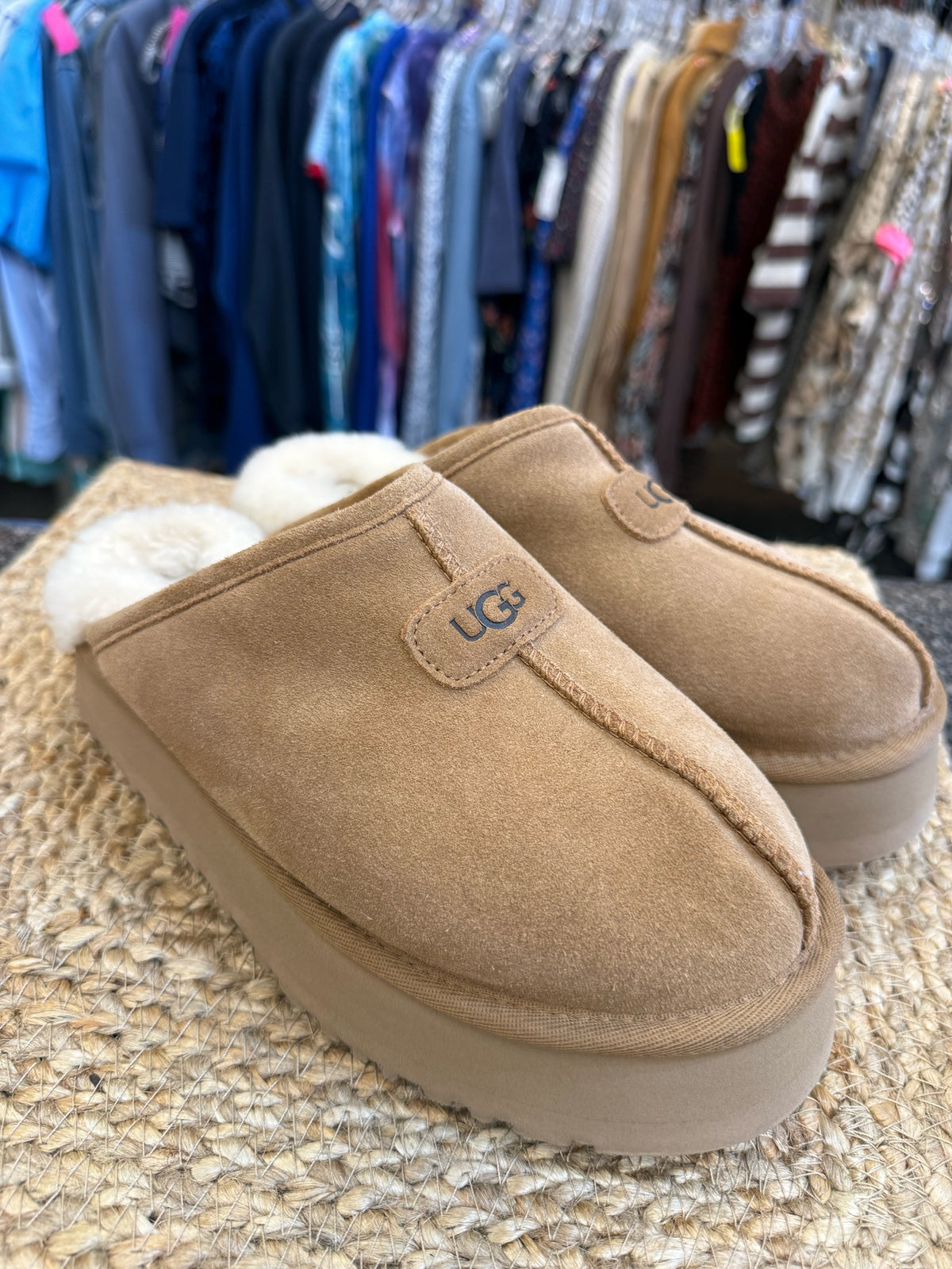 Pre-owned UGG Tan Size 7 Designer Shoe