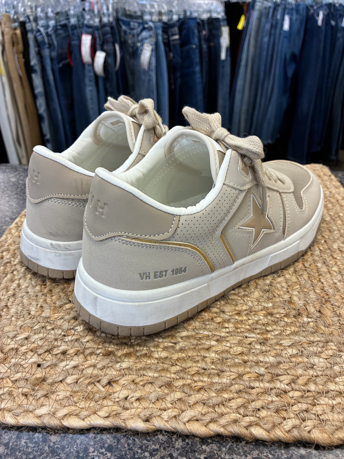 Pre-owned VINTAGE HAVANA Cream Gold Trim Size 9 Sneaker