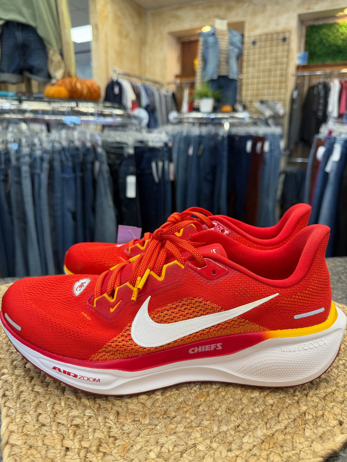 Pre-owned NIKE Red Orange Blend SHOE SIZE 10 MENS Sneakers