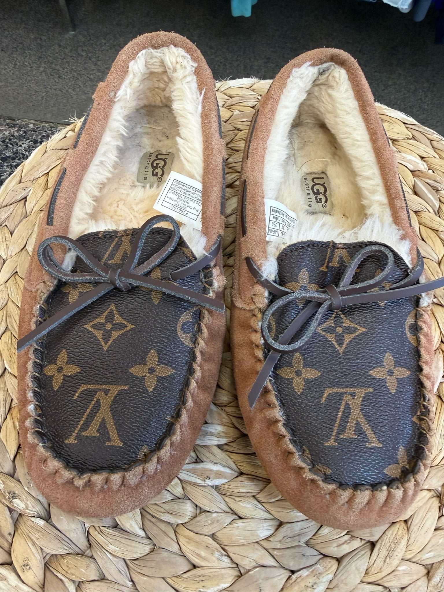 Pre-owned UGG Dark Brown Signature Tan Size 6 Slipper