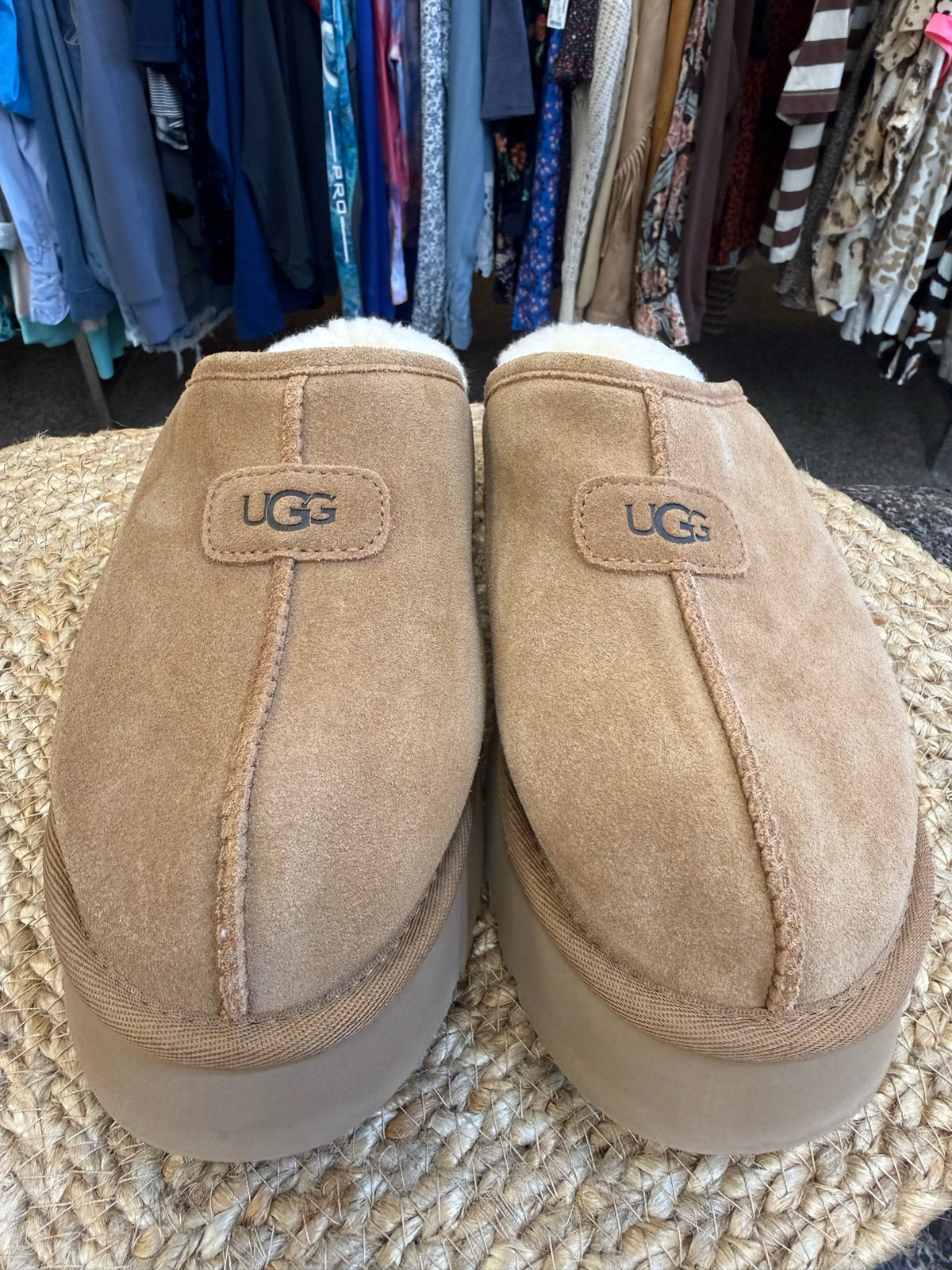 Pre-owned UGG Tan Size 7 Designer Shoe