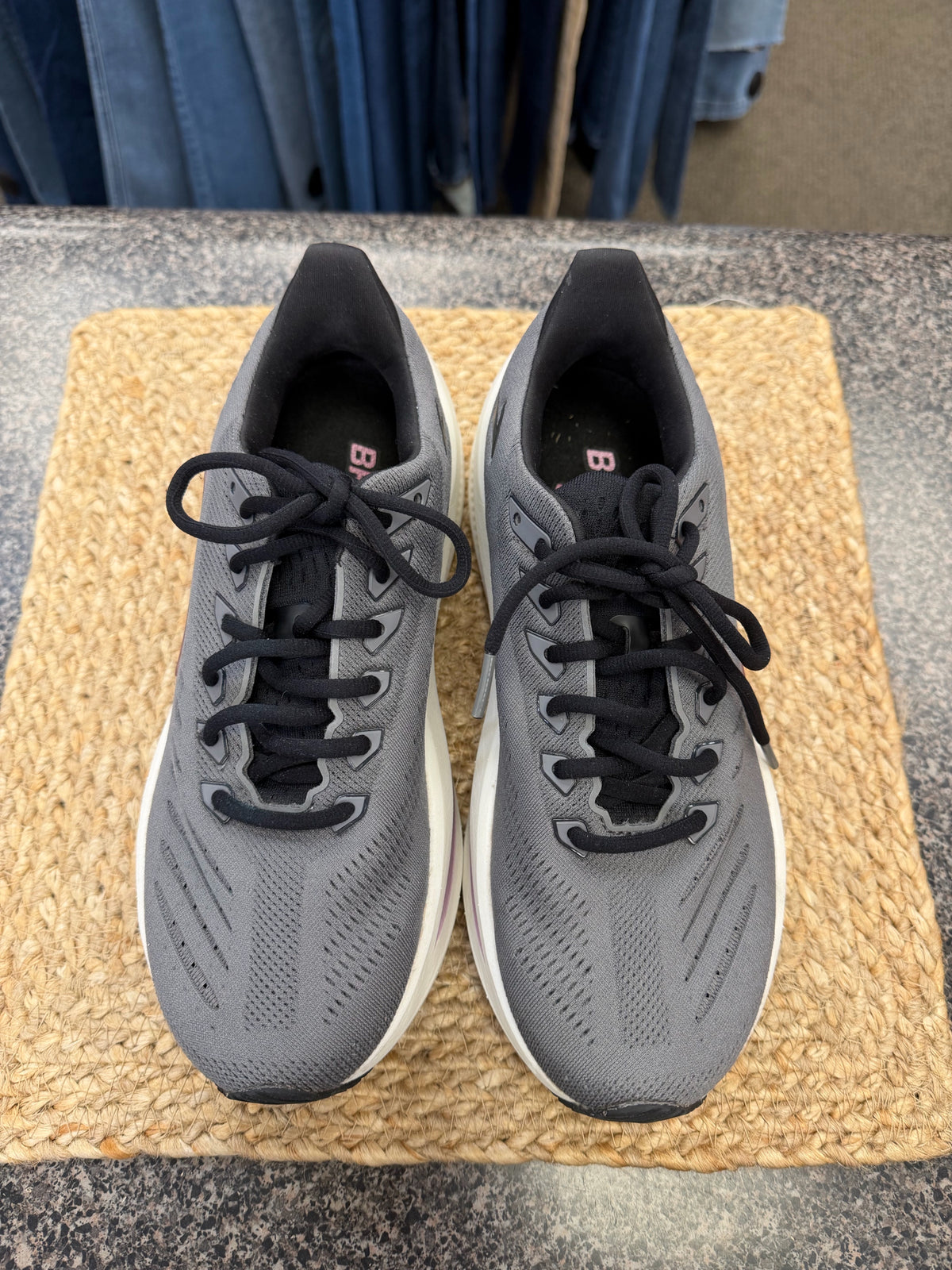Pre-owned BROOKS Dark gray Purple Trim Size 9.5 Designer Sneaker