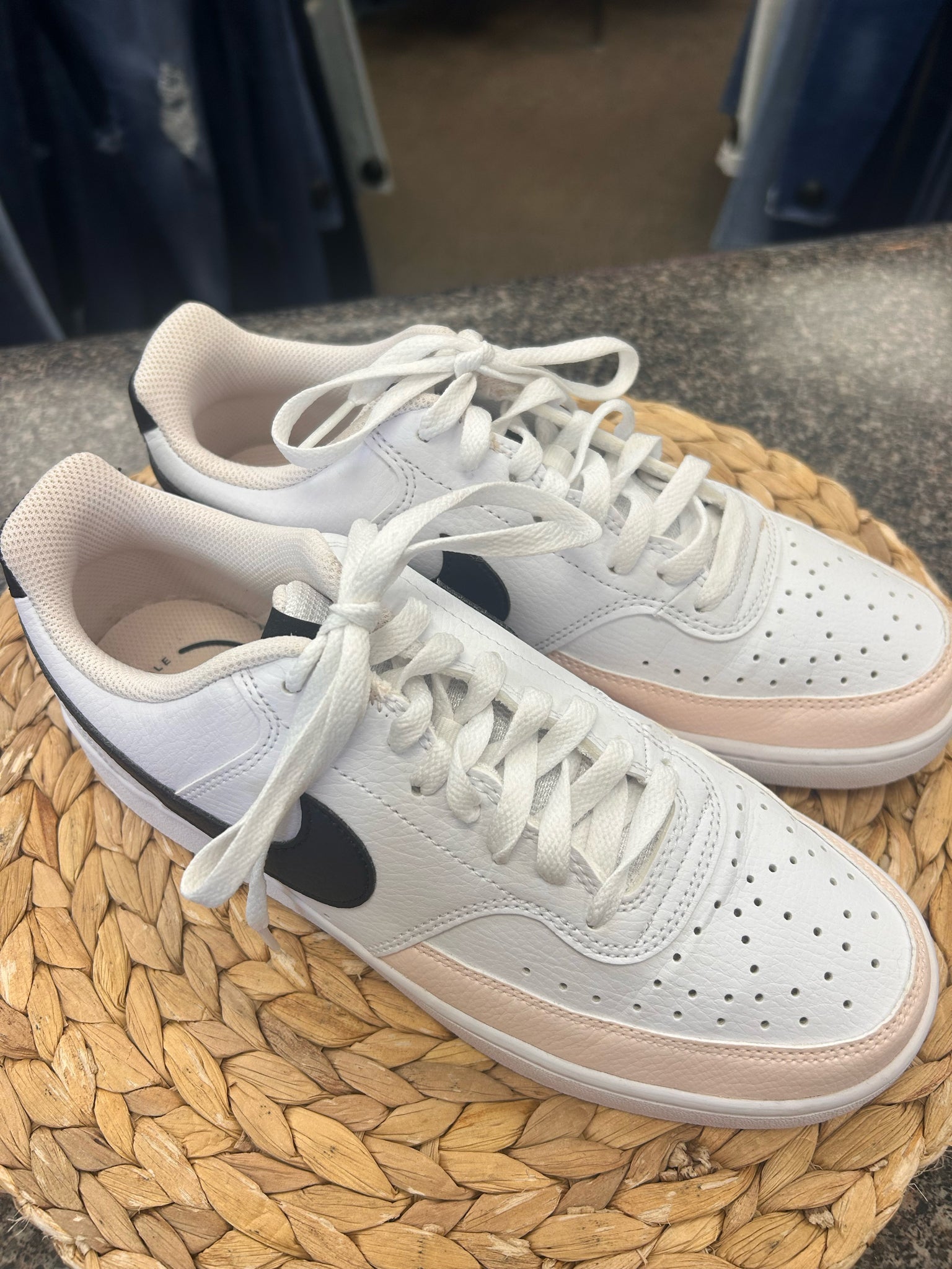 Pre-owned NIKE White Peach Trim Size 9.5 Designer Sneaker