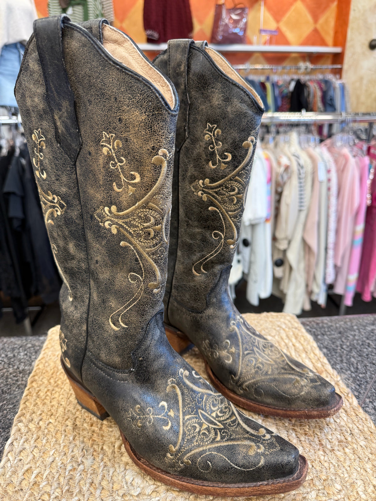 Pre-owned CIRCLE G Black Distressed Cream Trim Size 8 Designer Boot