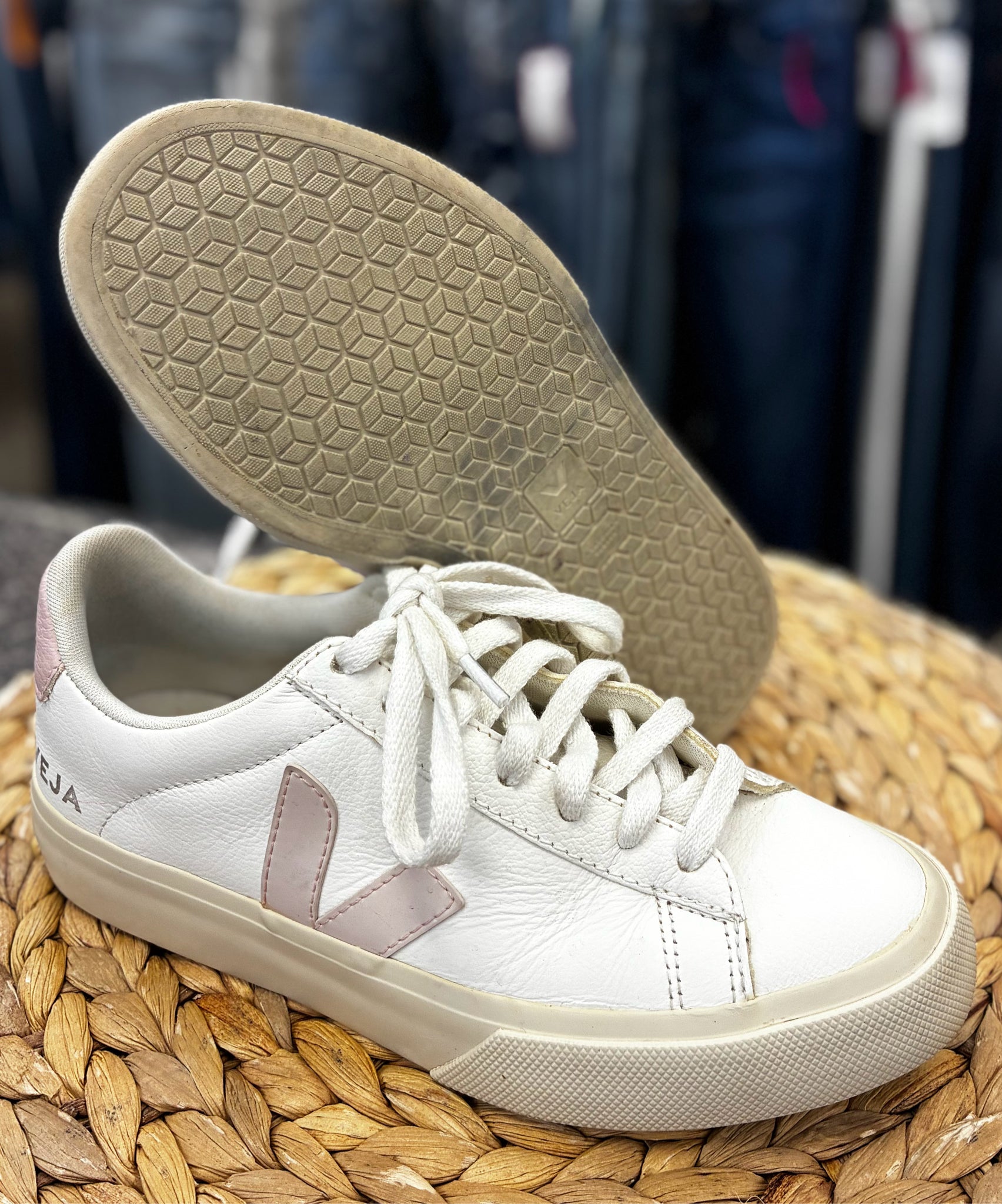 Pre-owned VEJA White Pink Trim Size 6 Designer Sneaker