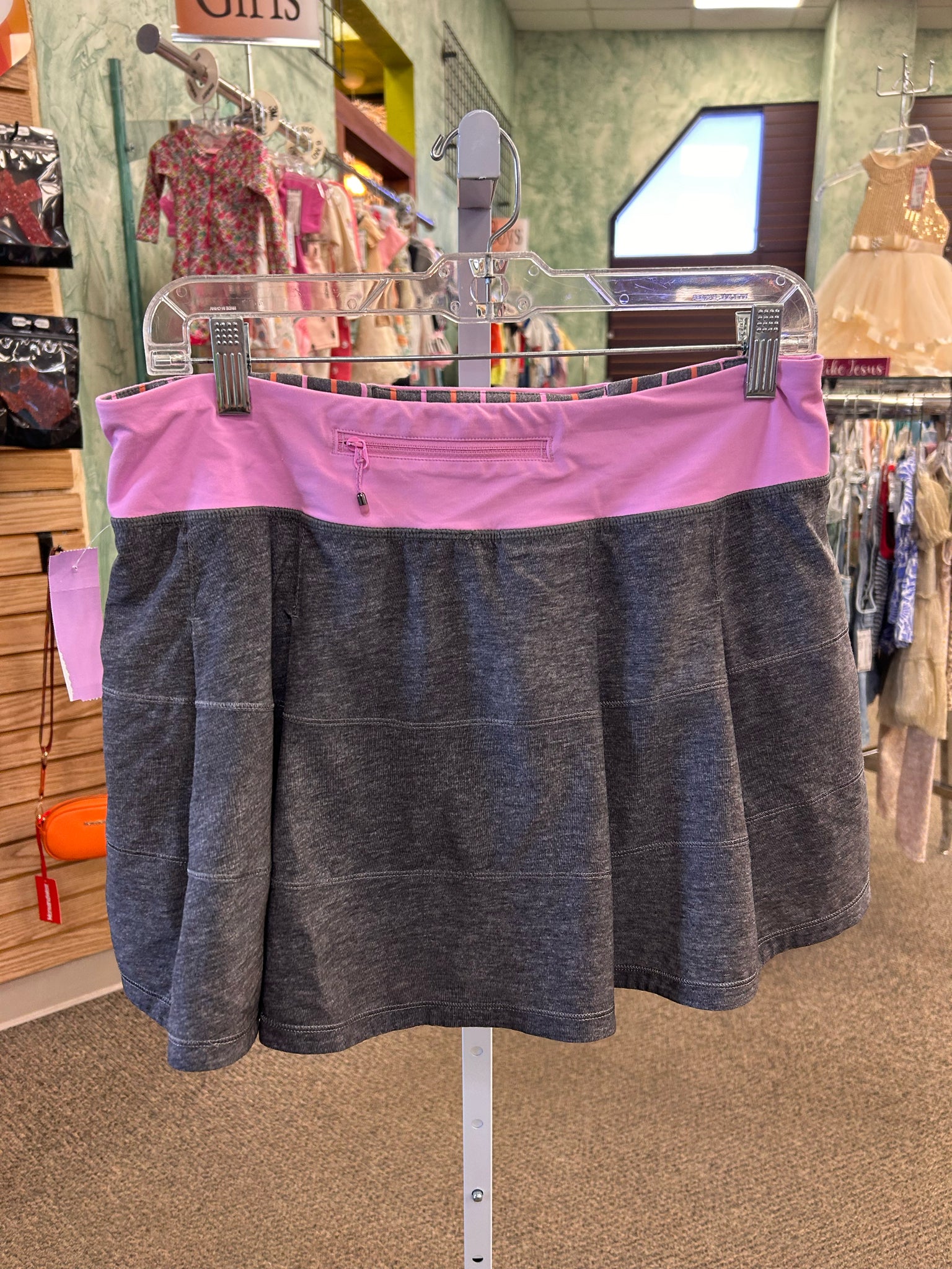 Pre-owned Lululemon Gray Pink Trim Size: 8 Designer Skort