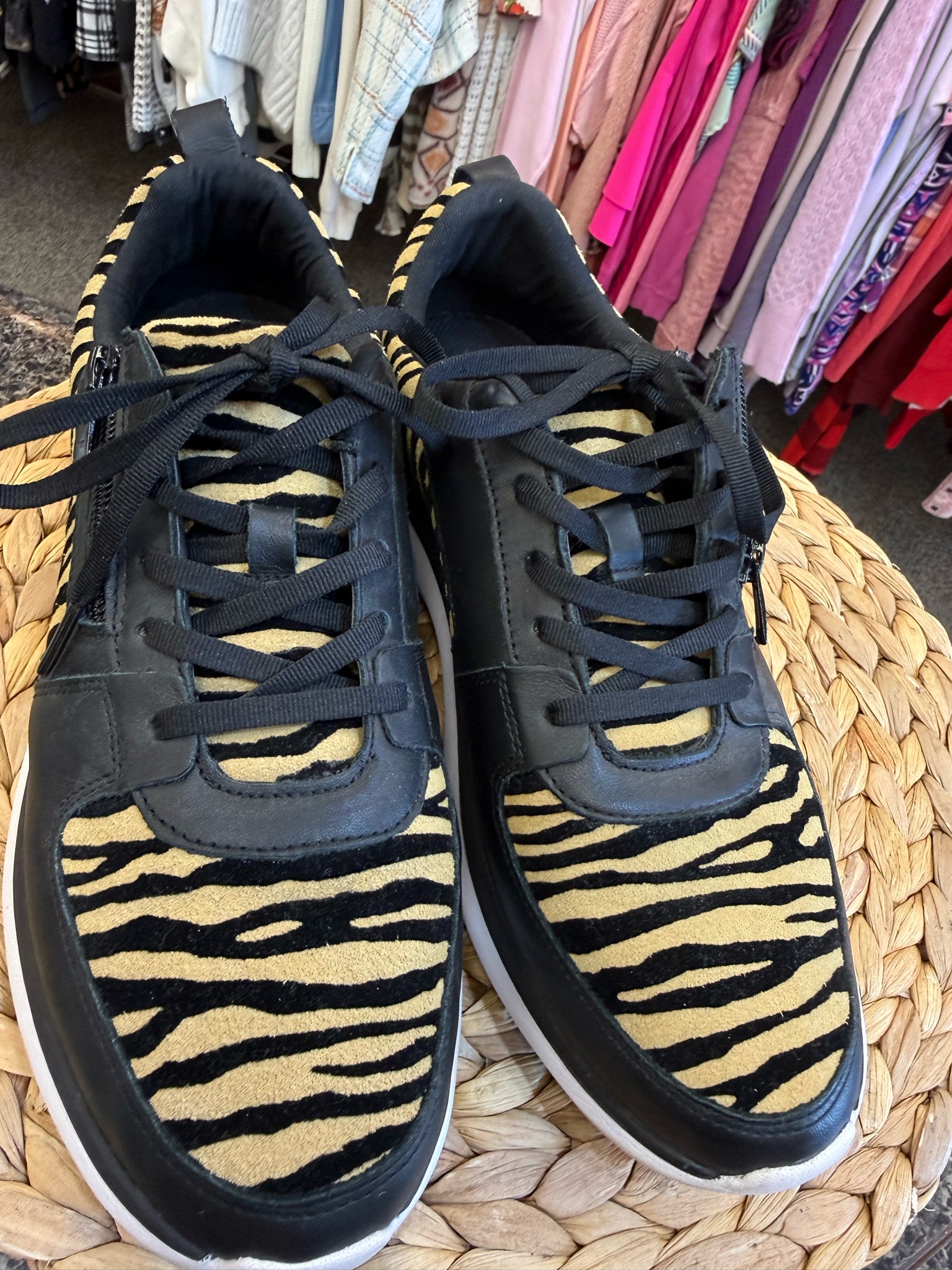 Pre-owned VIONIC Tan animal Black Trim Size 9 Sneaker