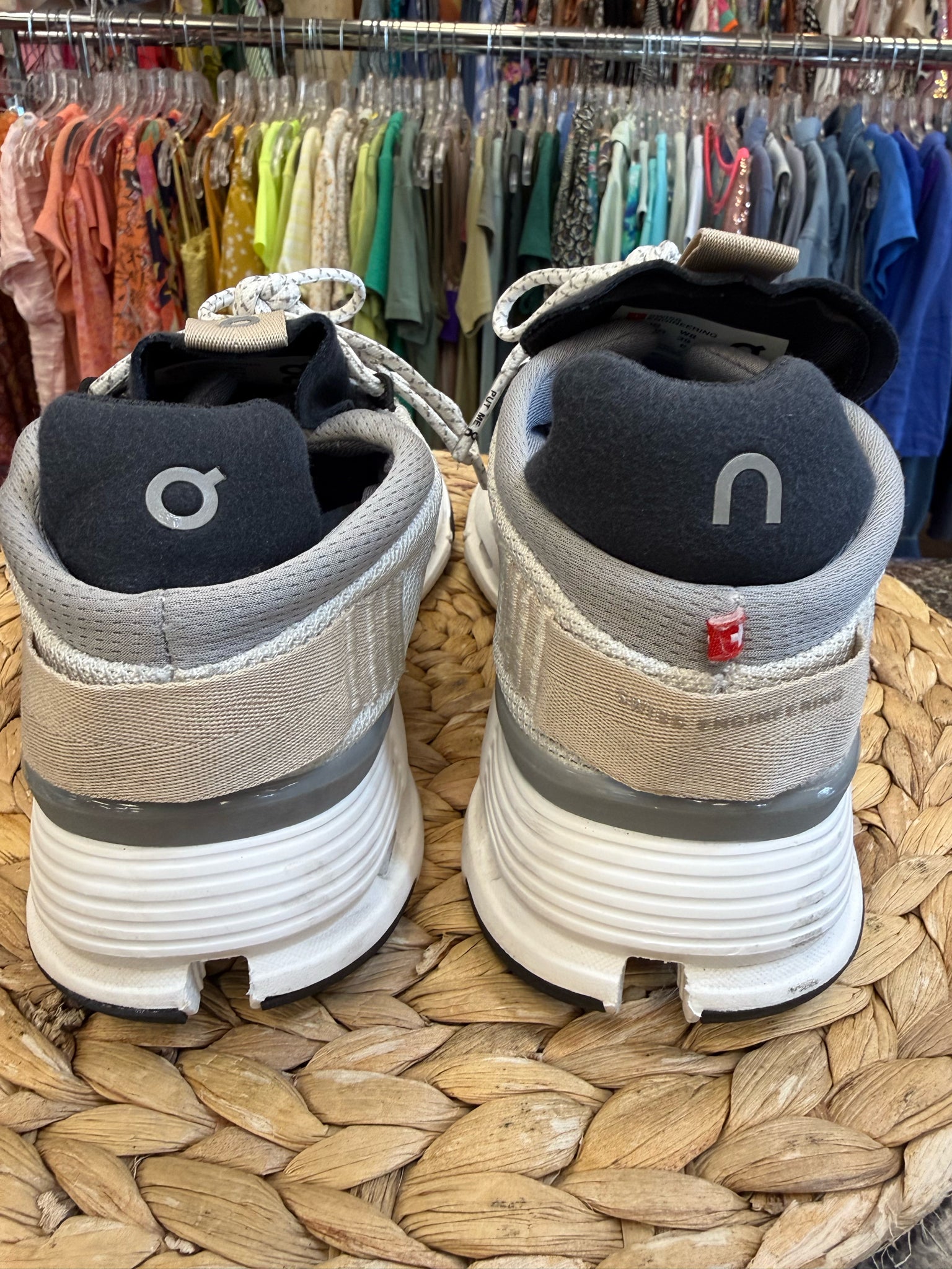 Pre-owned On Cloud Cream Gray Trim Size 8 Designer Sneaker