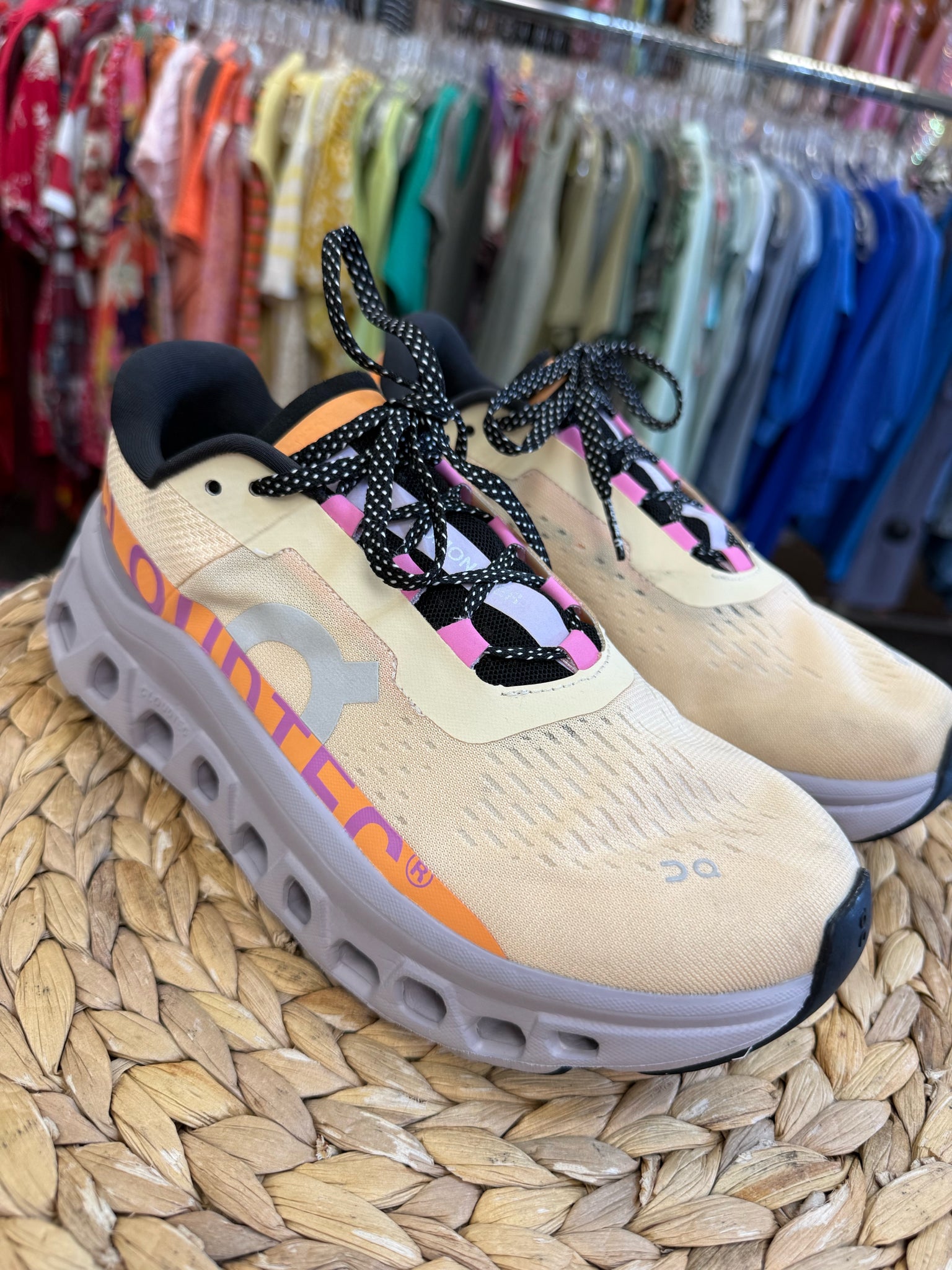 Pre-owned On Cloud PALE YELLOW Orange Trim Size 7 Designer Sneaker