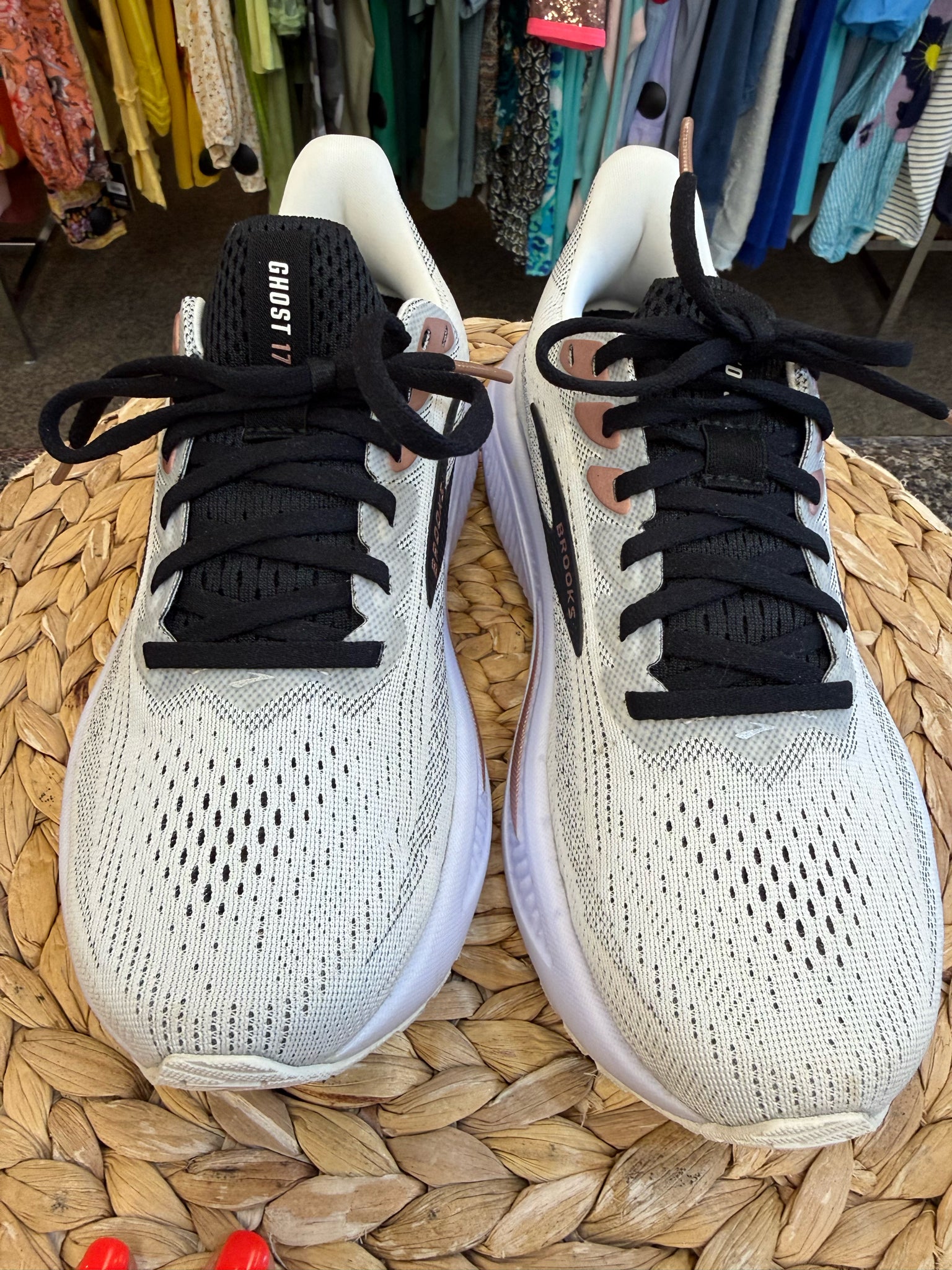 Pre-owned BROOKS Cream Black Trim Size 6.5 Designer Sneaker