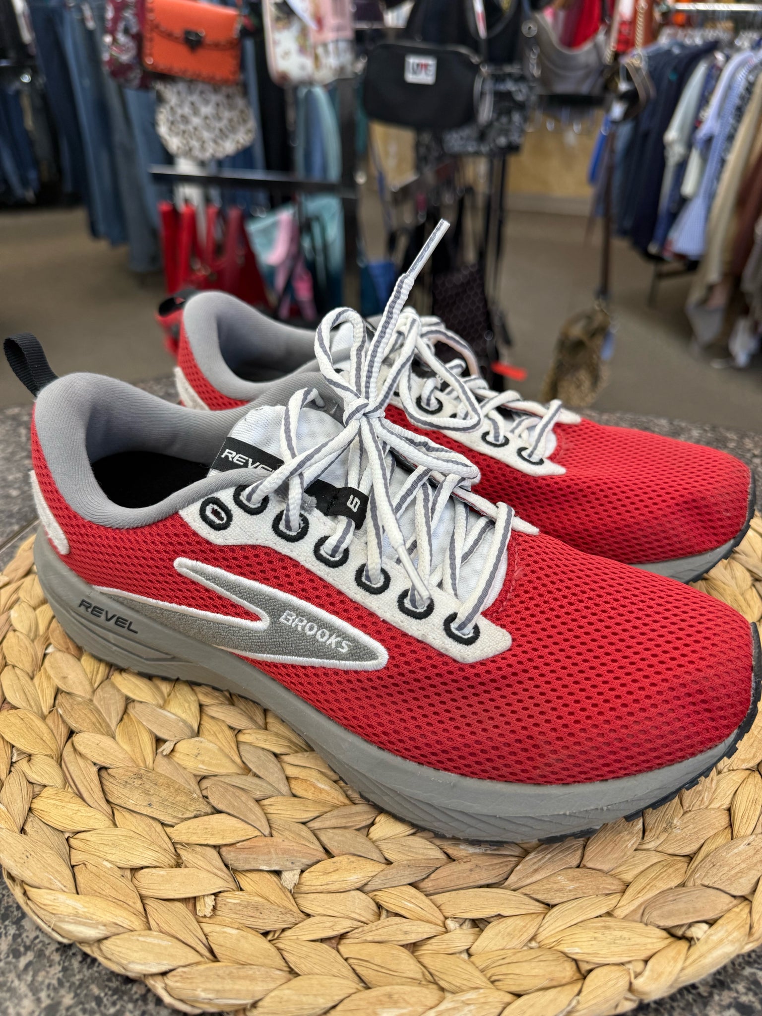 Pre-owned BROOKS Red Gray Trim Size 9.5 Designer Sneaker