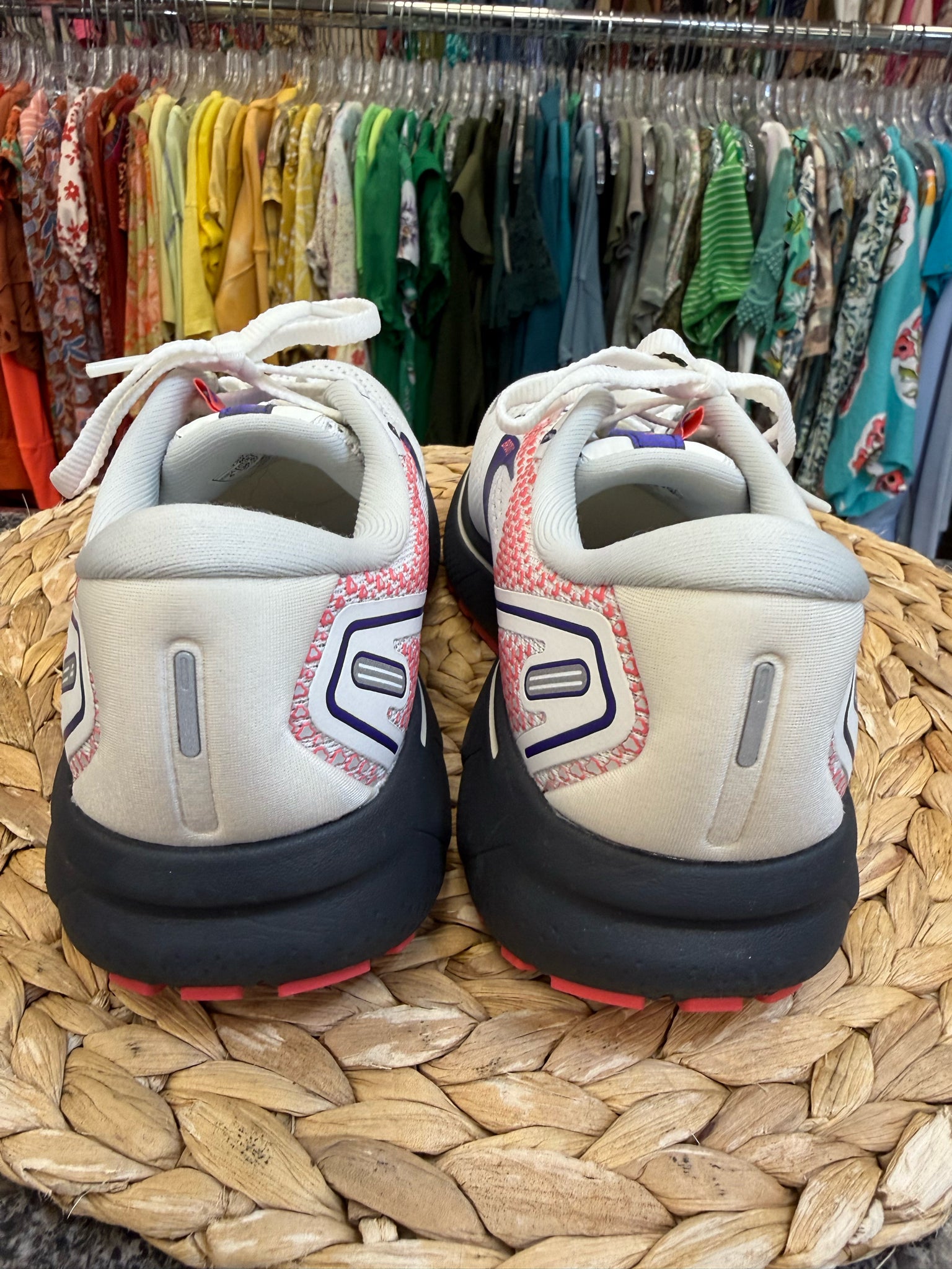 New Without Tag BROOKS White Purple Trim Size 6 Designer Sneaker
