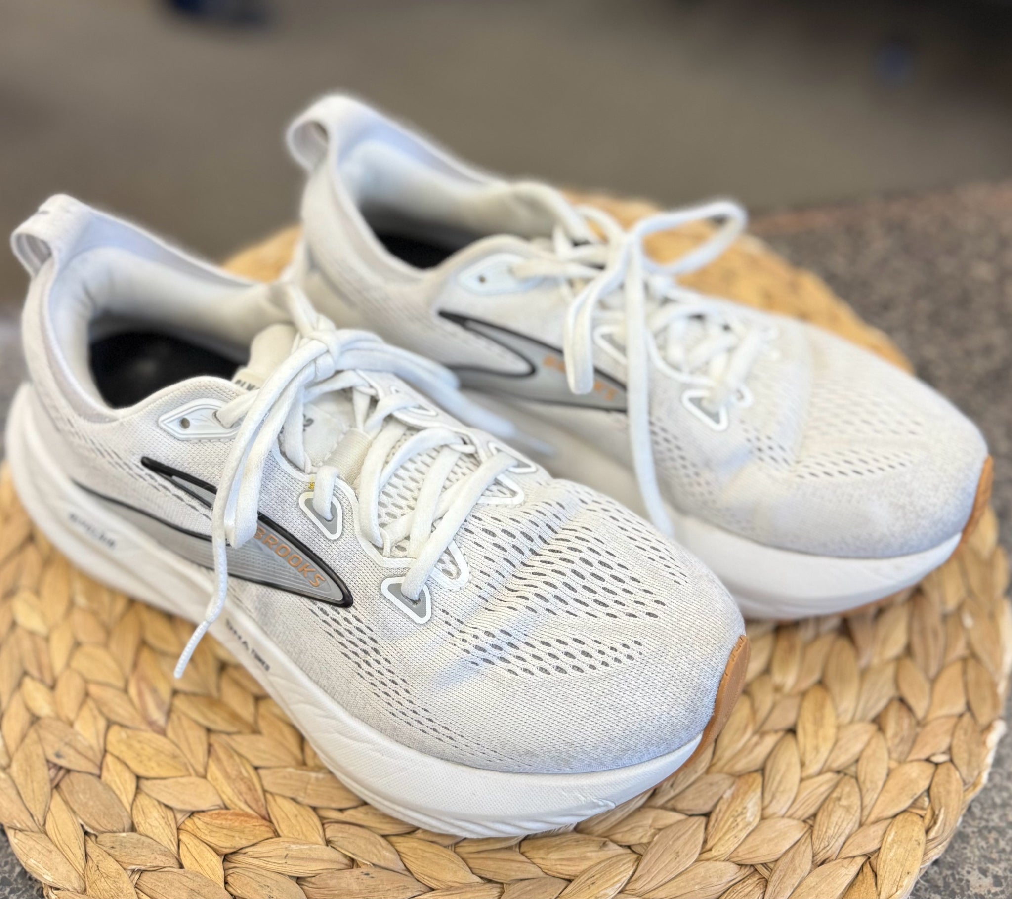 Pre-owned BROOKS Off white Gray Trim Size 7.5 Designer Sneaker