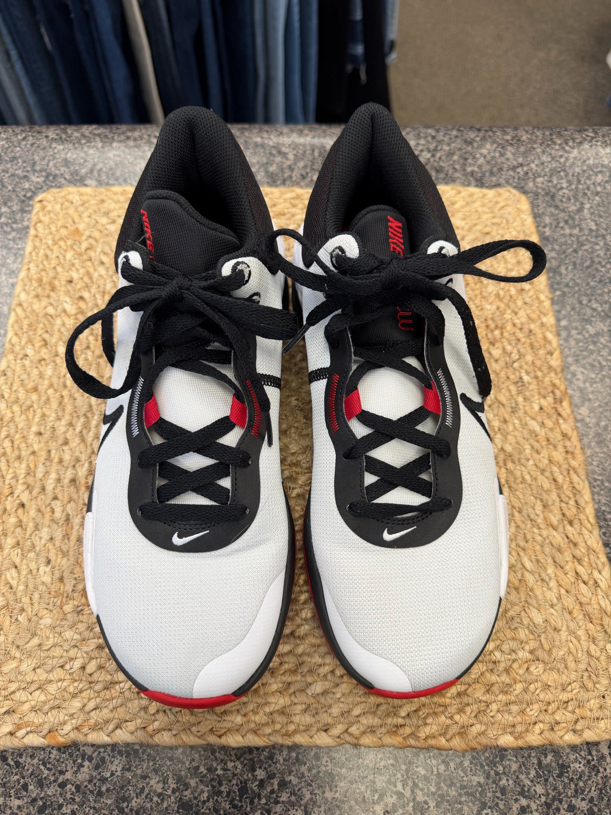 Pre-owned NIKE White Black Trim SHOE SIZE 9.5 MENS Sneakers