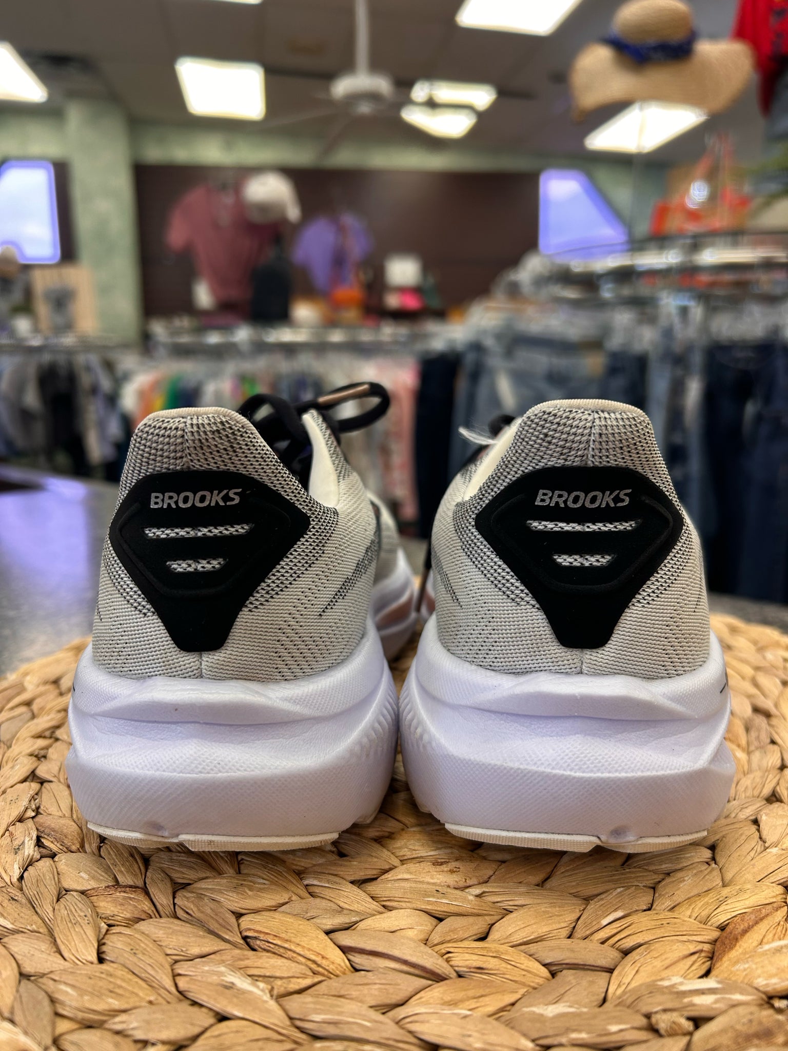 Pre-owned BROOKS Gray Rose Gold Size 8 Designer Sneaker