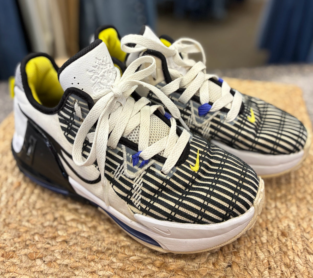 Pre-owned NIKE Off white Black Trim C-SIZE 5 Boys Sneaker
