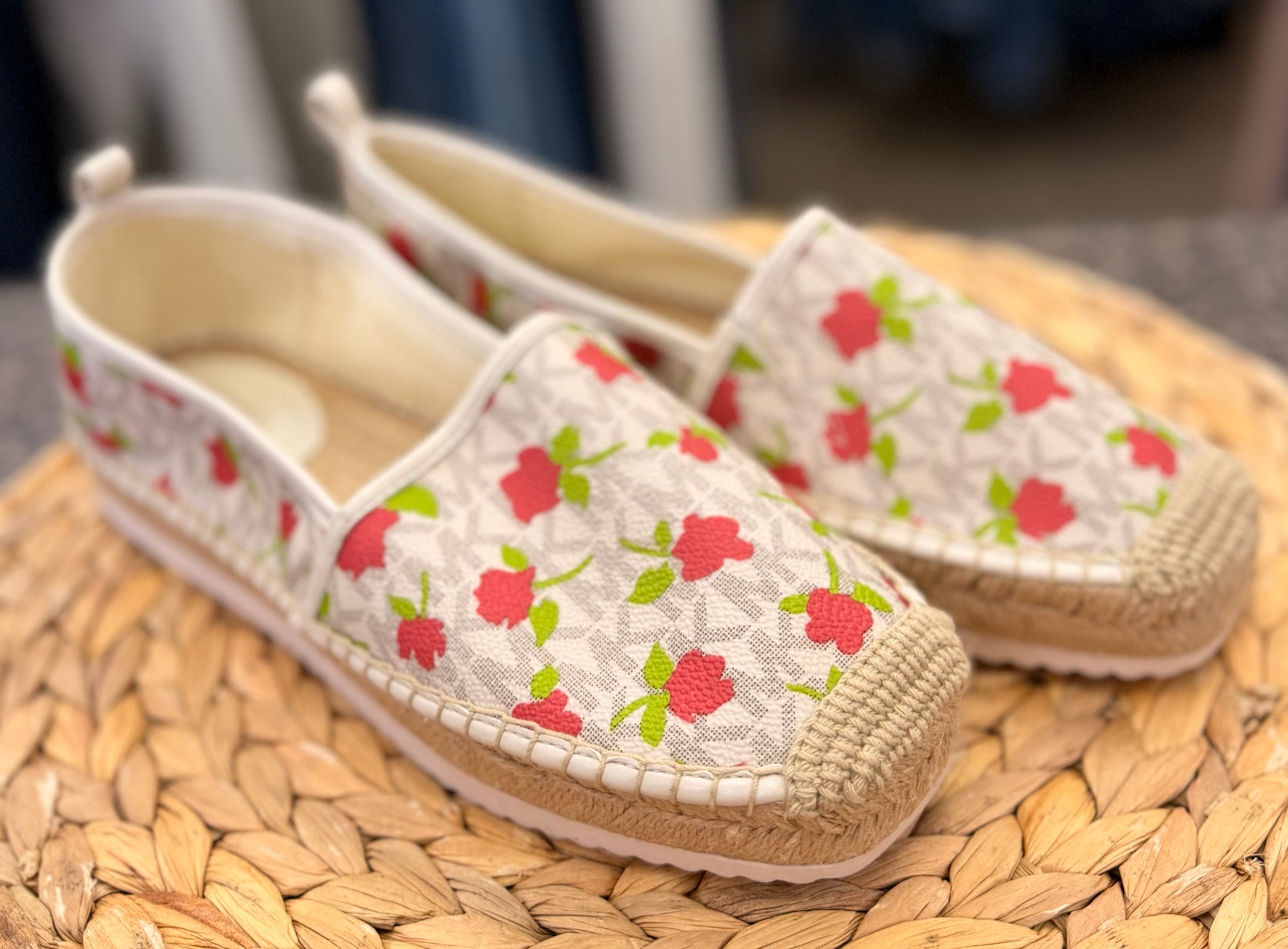 Pre-owned MICHAEL KORS Red floral Gray Signature Size 8.5 Designer Shoe