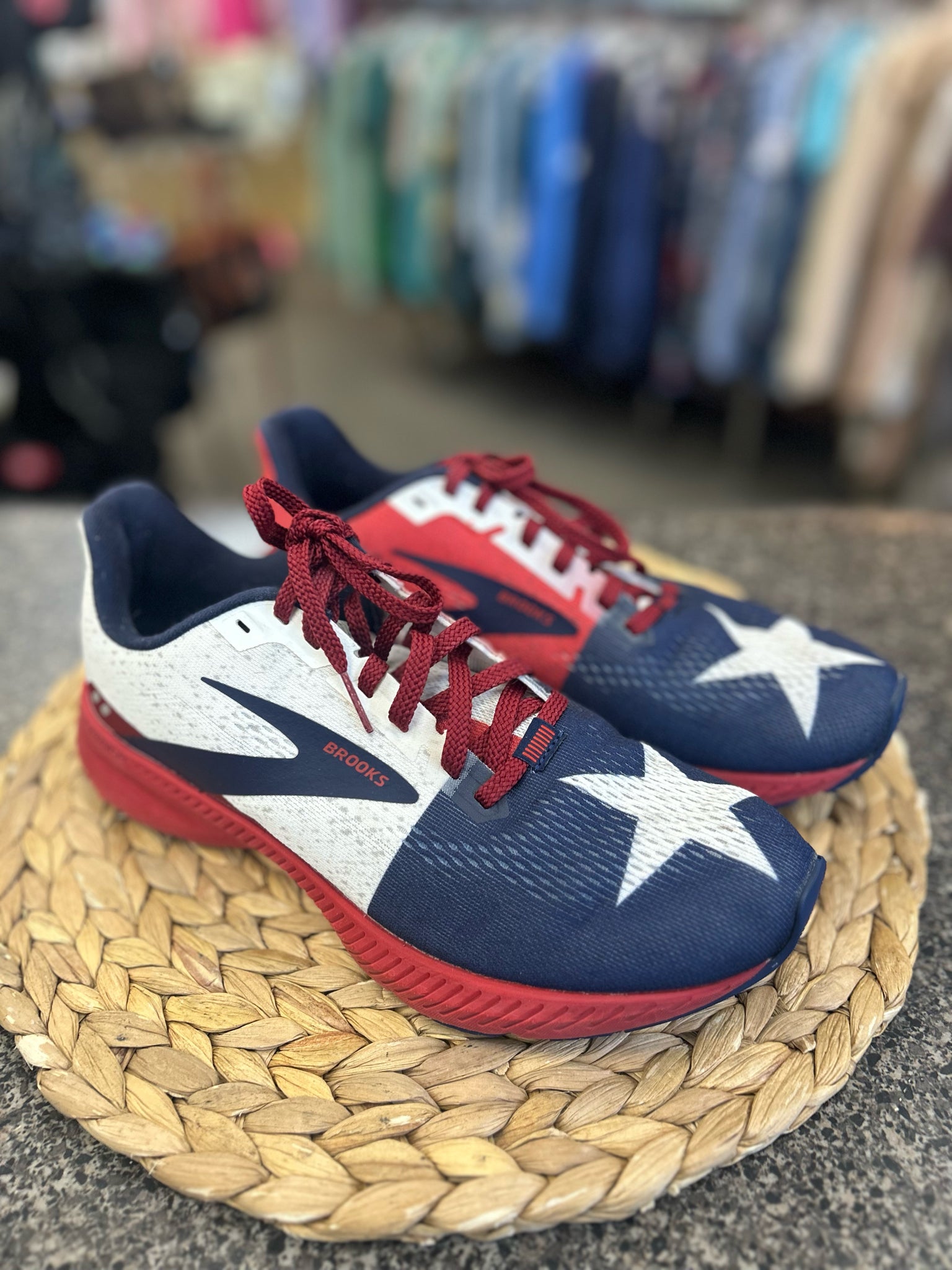 Pre-owned BROOKS White Navy Trim Size 9.5 Designer Sneaker