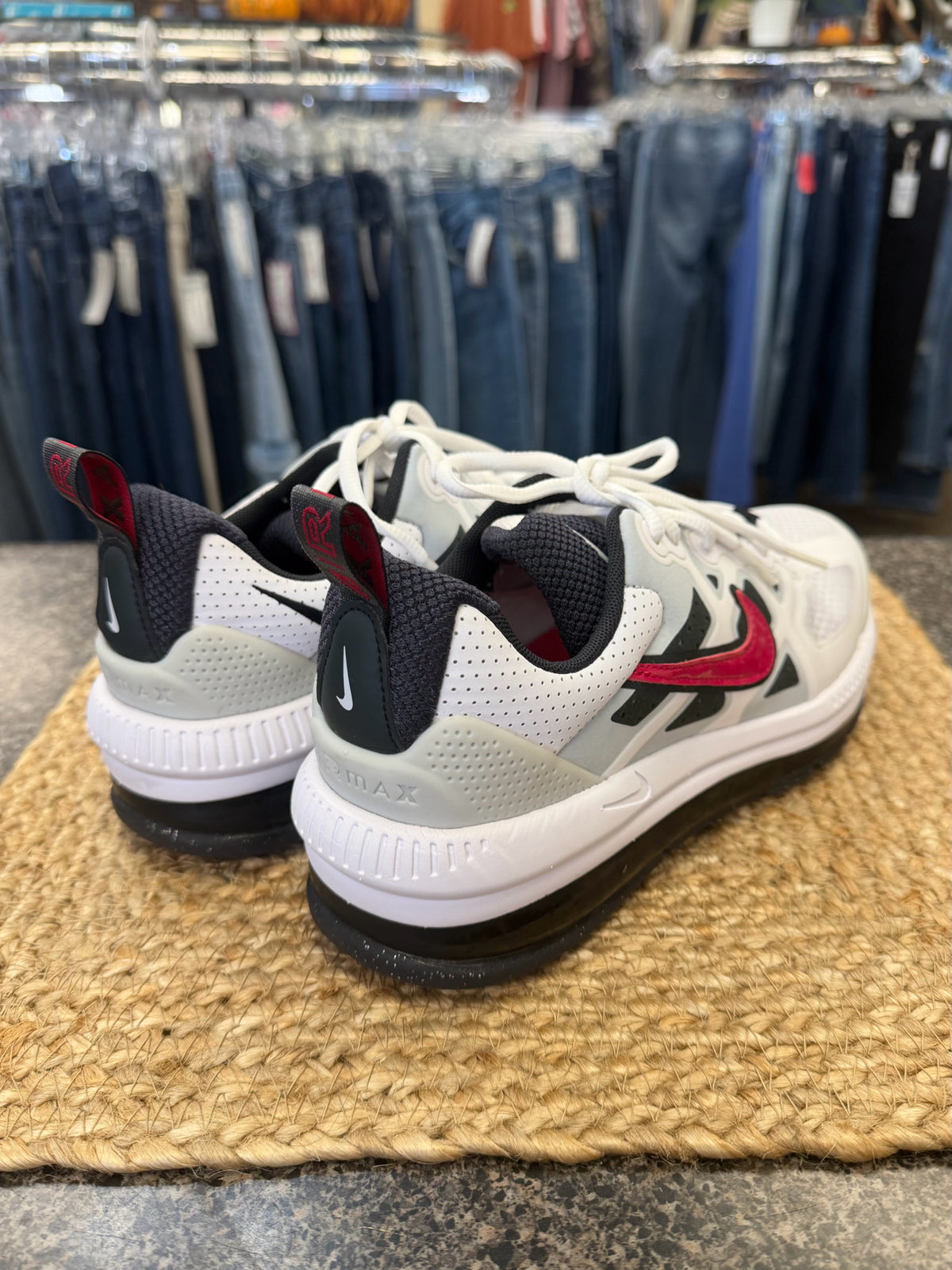 Pre-owned NIKE White Red Trim Size 7 Sneaker