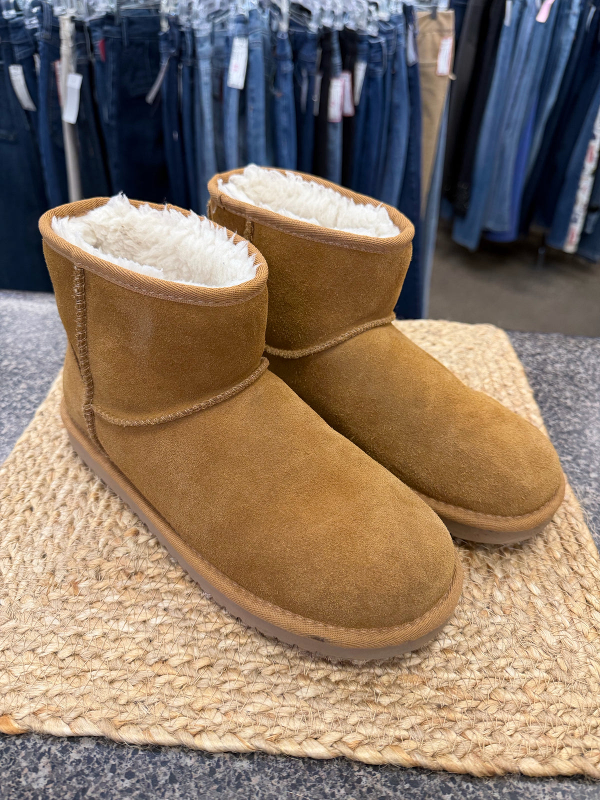 Pre-owned UGG Tan Size 8 Bootie
