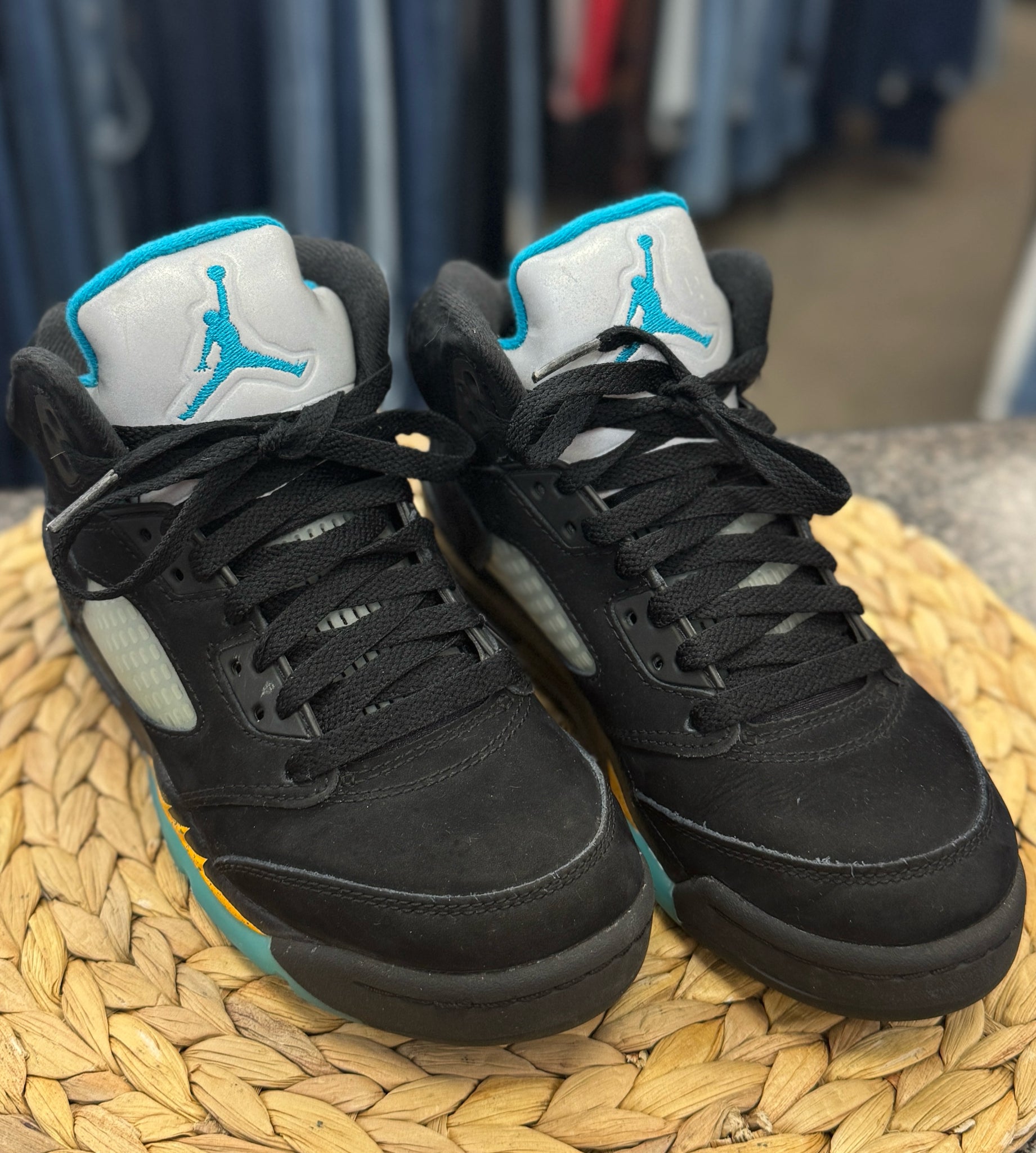 Pre-owned AIR JORDAN Black Teal trim C-SIZE 4 Boys Designer Sneaker