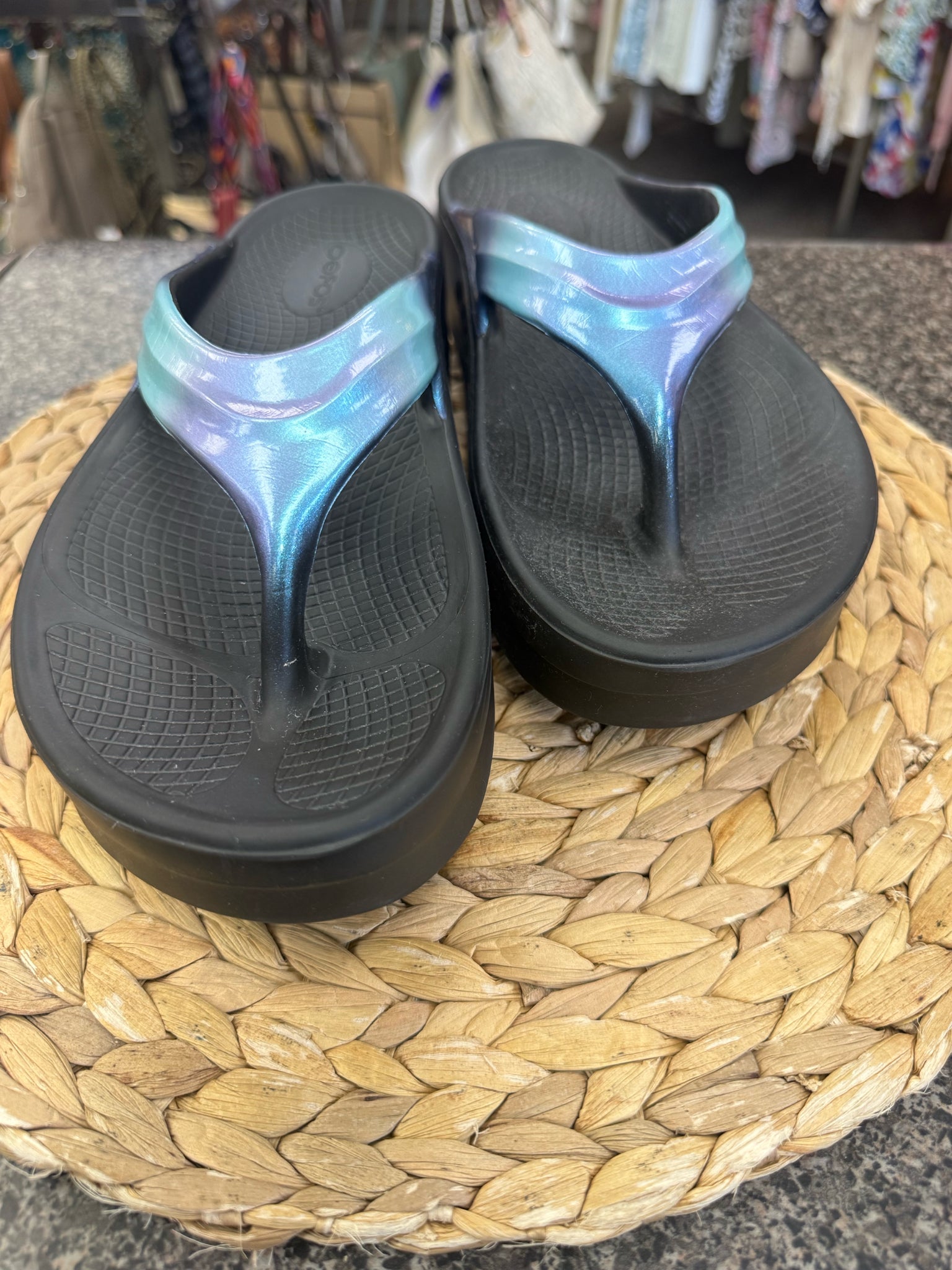 Pre-owned OOFOS Blue blend Navy Blend Size 10 Flip Flop