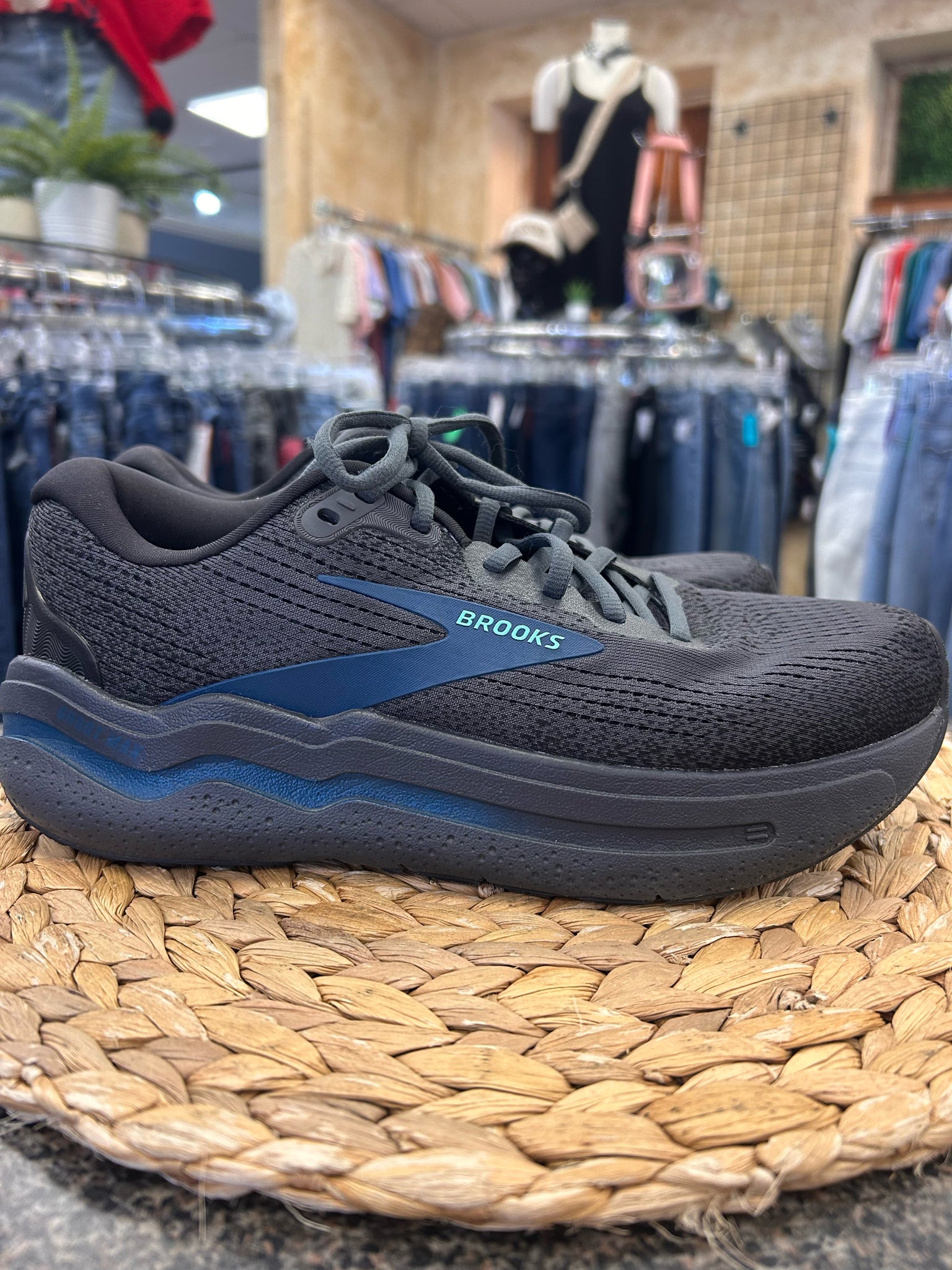 Pre-owned BROOKS Charcoal Teal trim SHOE SIZE 7.5 MENS Designer Sneaker